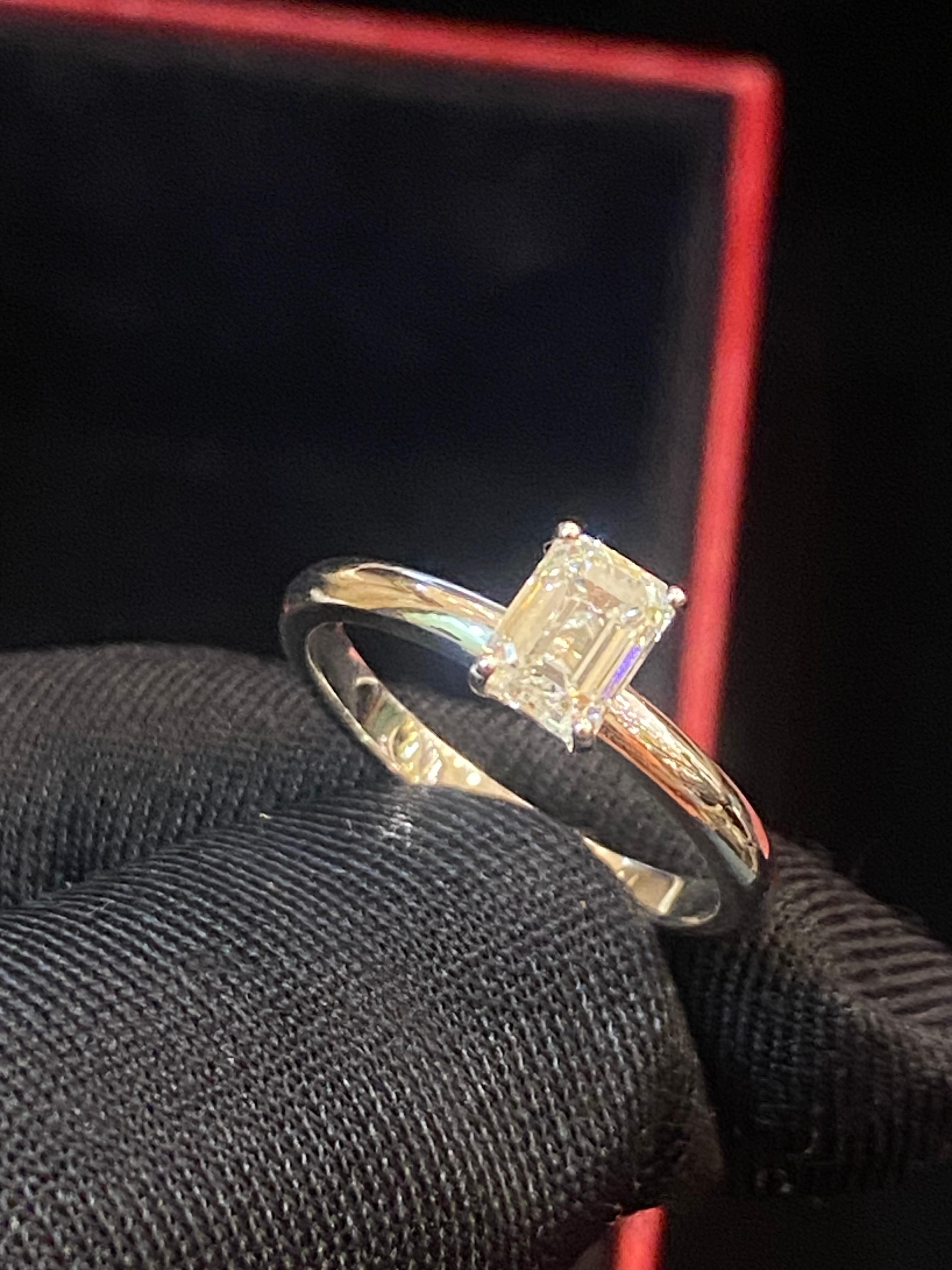 Contemporain Bague de fiançailles solitaire en or 18 carats avec diamant en forme d'émeraude de 0,90 carat G/VS2 certifié GIA en vente