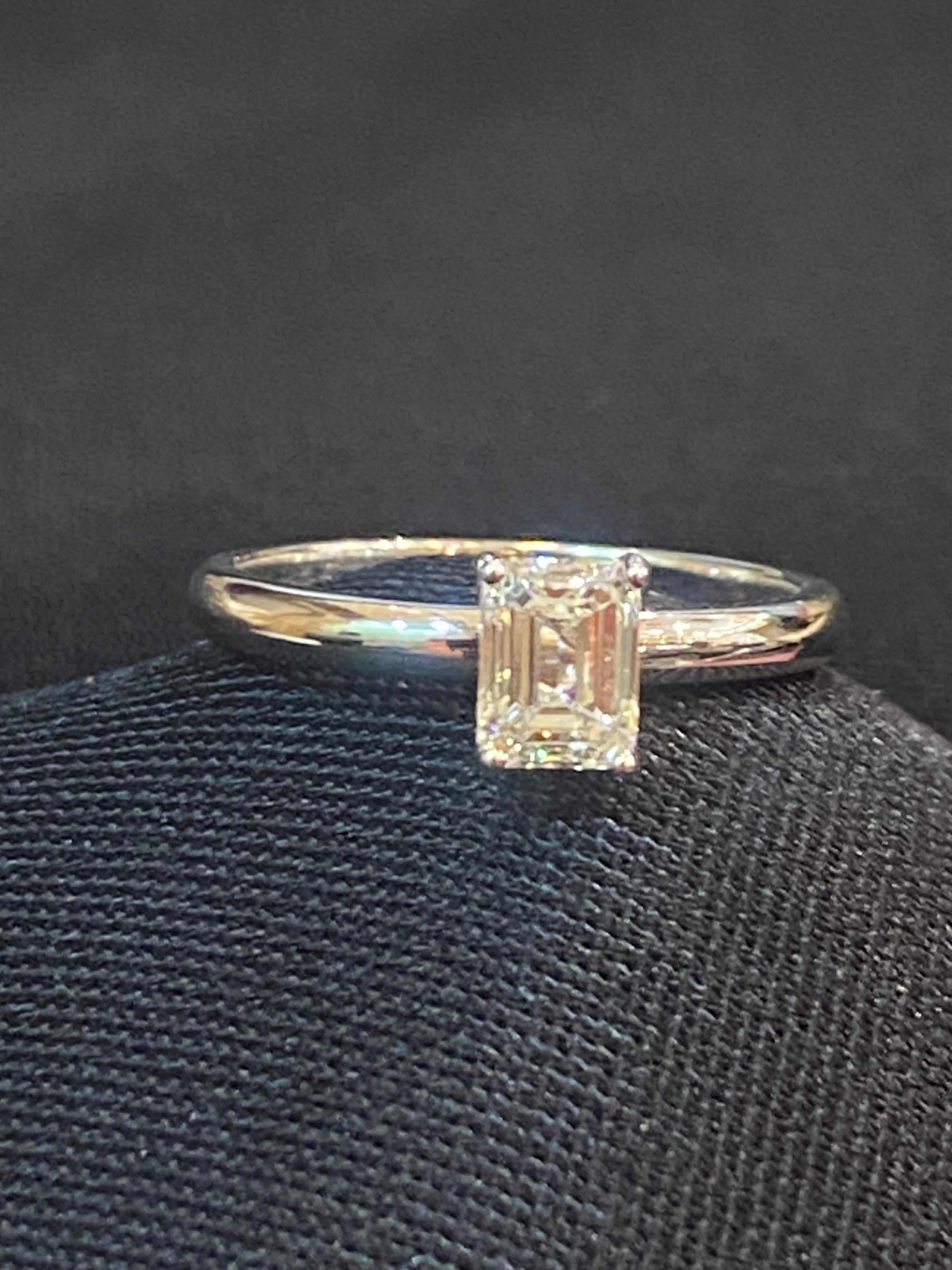 GIA 0.90 Cts G/VS2 Emerald Shape Diamond Solitaire Engagement Ring In 18K Gold In New Condition For Sale In Massafra, IT