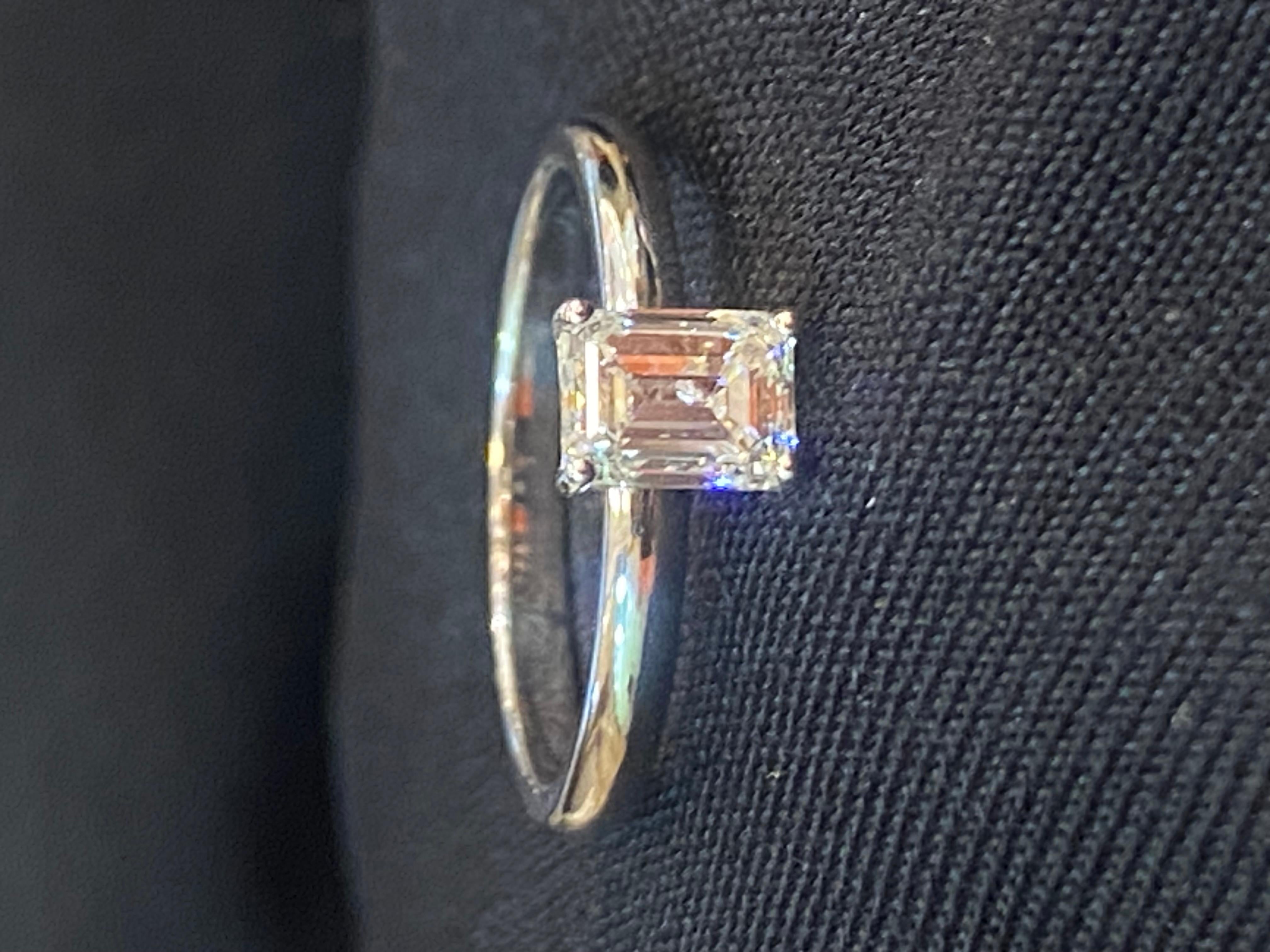 Bague de fiançailles solitaire en or 18 carats avec diamant en forme d'émeraude de 0,90 carat G/VS2 certifié GIA Pour femmes en vente