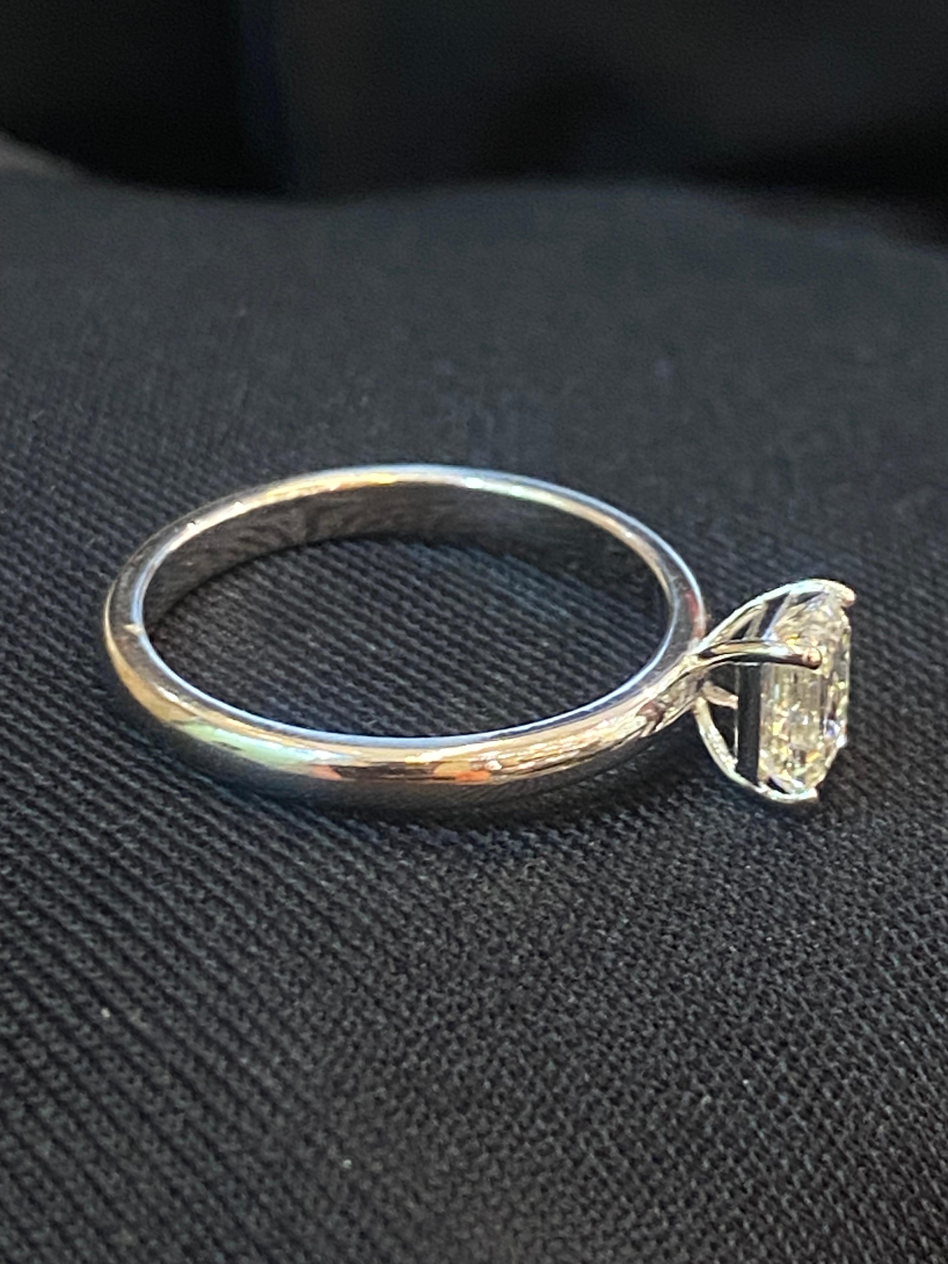 Bague de fiançailles solitaire en or 18 carats avec diamant en forme d'émeraude de 0,90 carat G/VS2 certifié GIA en vente 1