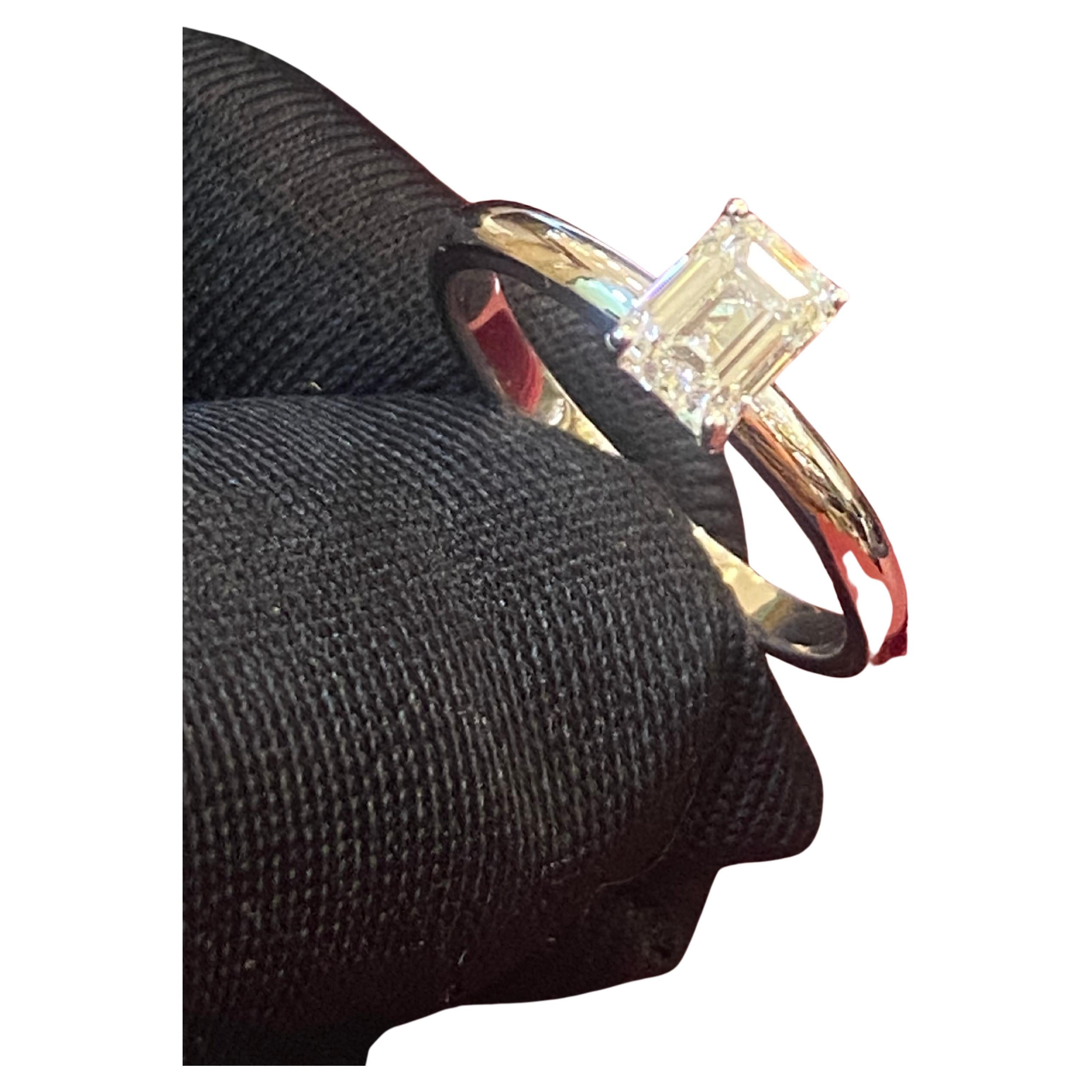 Bague de fiançailles solitaire en or 18 carats avec diamant en forme d'émeraude de 0,90 carat G/VS2 certifié GIA en vente