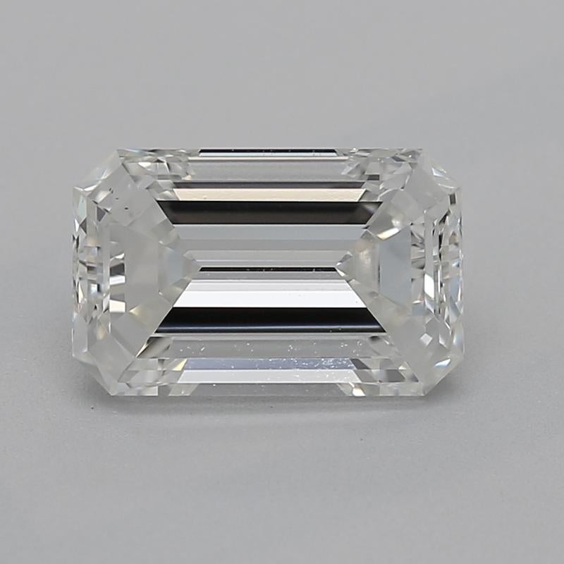 Realizzato a mano a New York, questo accattivante anello con diamante vanta uno splendido centro con un diamante smeraldo del peso di 0,90 certificato GIA. Questa lussuosa pietra presenta un delizioso G e VS1, che garantisce una brillantezza e un