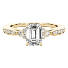 GIA 0,90ct Smeraldo con castone antico a nastro con ponte di diamanti in oro giallo