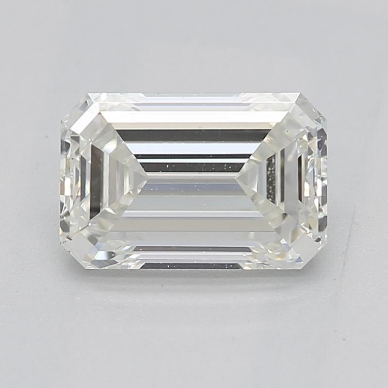 Fabricado a mano en Nueva York, este impresionante anillo de diamantes presenta una cautivadora piedra central de diamantes esmeralda, certificada por el GIA, con un peso de 0,90 y graduación J y VS1. El brillo y el fuego de la piedra central se