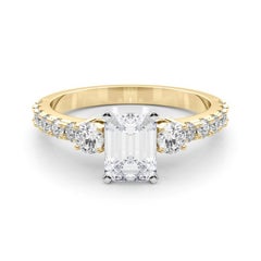 GIA 0.90ct Emerald Three-Stone with Diamond Shank 18K Yellow Gold Diamond Ring (bague à trois pierres en émeraude avec une tige en diamant)