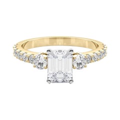 GIA 0.90ct Emerald Three-Stone with Diamond Shank 18K Yellow Gold Diamond Ring (bague à trois pierres en émeraude avec une tige en diamant)