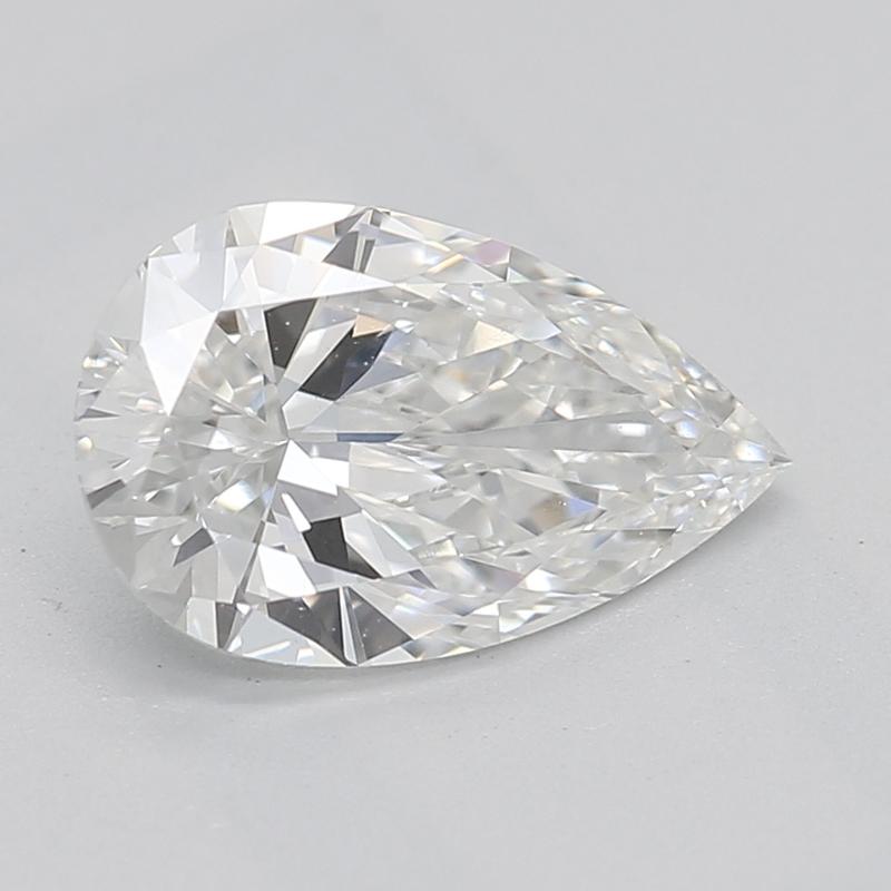 Hecho a mano en Nueva York, este cautivador anillo de diamantes presenta un impresionante diamante pera meticulosamente engastado en una elegante banda de platino. Con un peso de 0,90, esta exquisita piedra central presenta un atractivo tono G y un