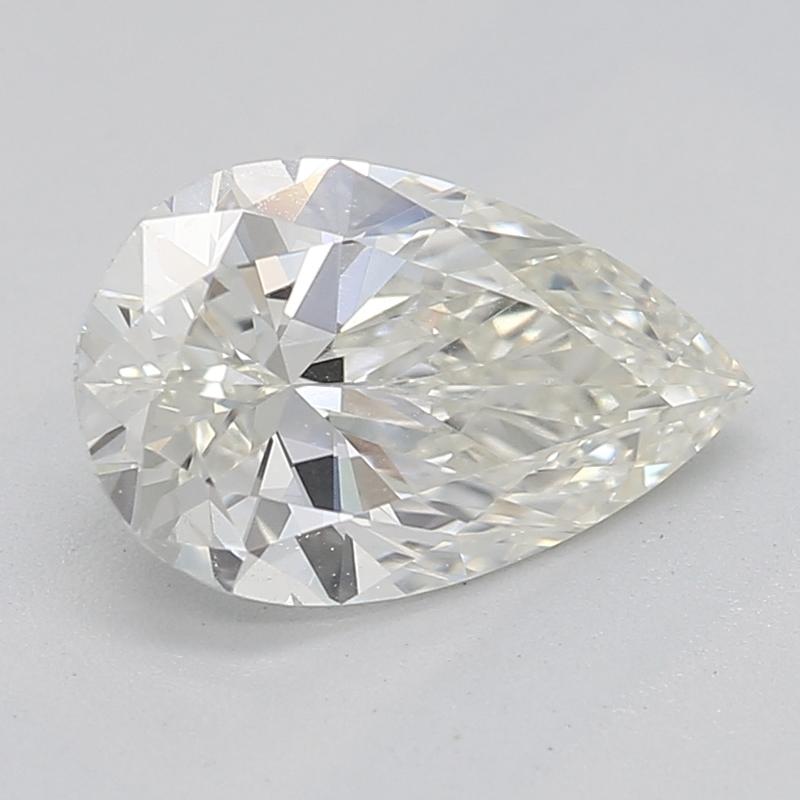 Realizzato a mano a New York, questo splendido anello di diamanti presenta un'affascinante pietra centrale certificata GIA con diamanti a pera del peso di 0,90 e classificati J e SI2. La brillantezza e il fuoco della pietra centrale sono