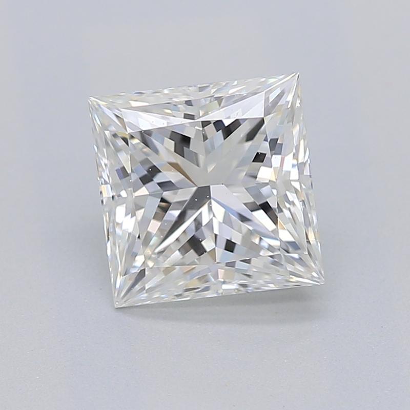 Fabriquée à la main à New York, cette bague en diamant exquise présente une pierre centrale à couper le souffle - un diamant princesse pesant 0,90 avec un F captivant et un SI1 remarquable. Le diamant est fixé dans une élégante monture à quatre