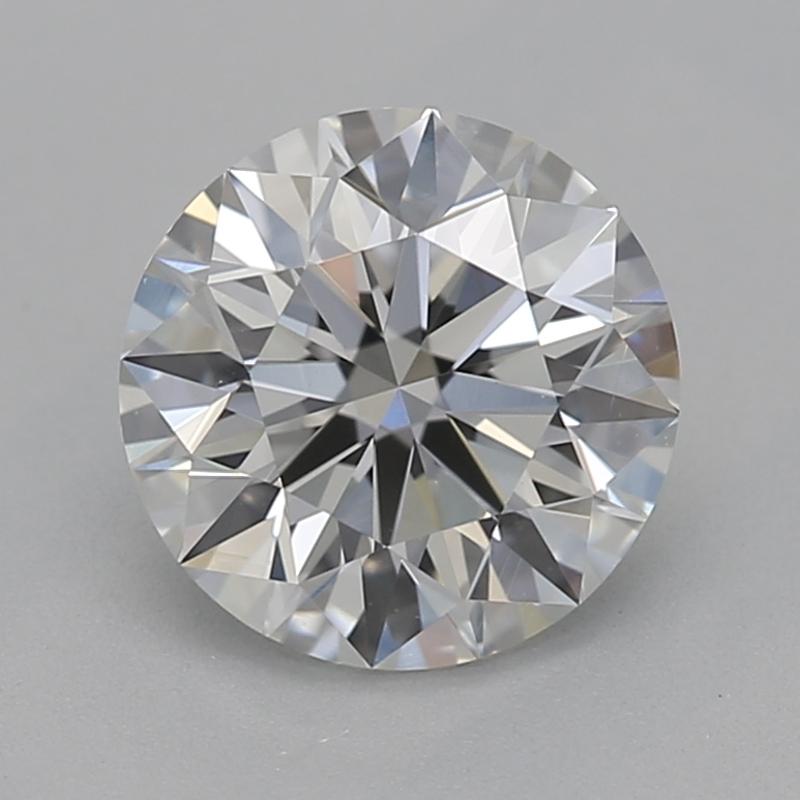 Realizzato a mano a New York, questo splendido anello con diamante presenta un'incantevole pietra centrale rotonda del peso di ben 0,90, con un'incontaminata classe G e una purezza VS2. Realizzato con eleganza in lussuoso oro bianco, questo pezzo è
