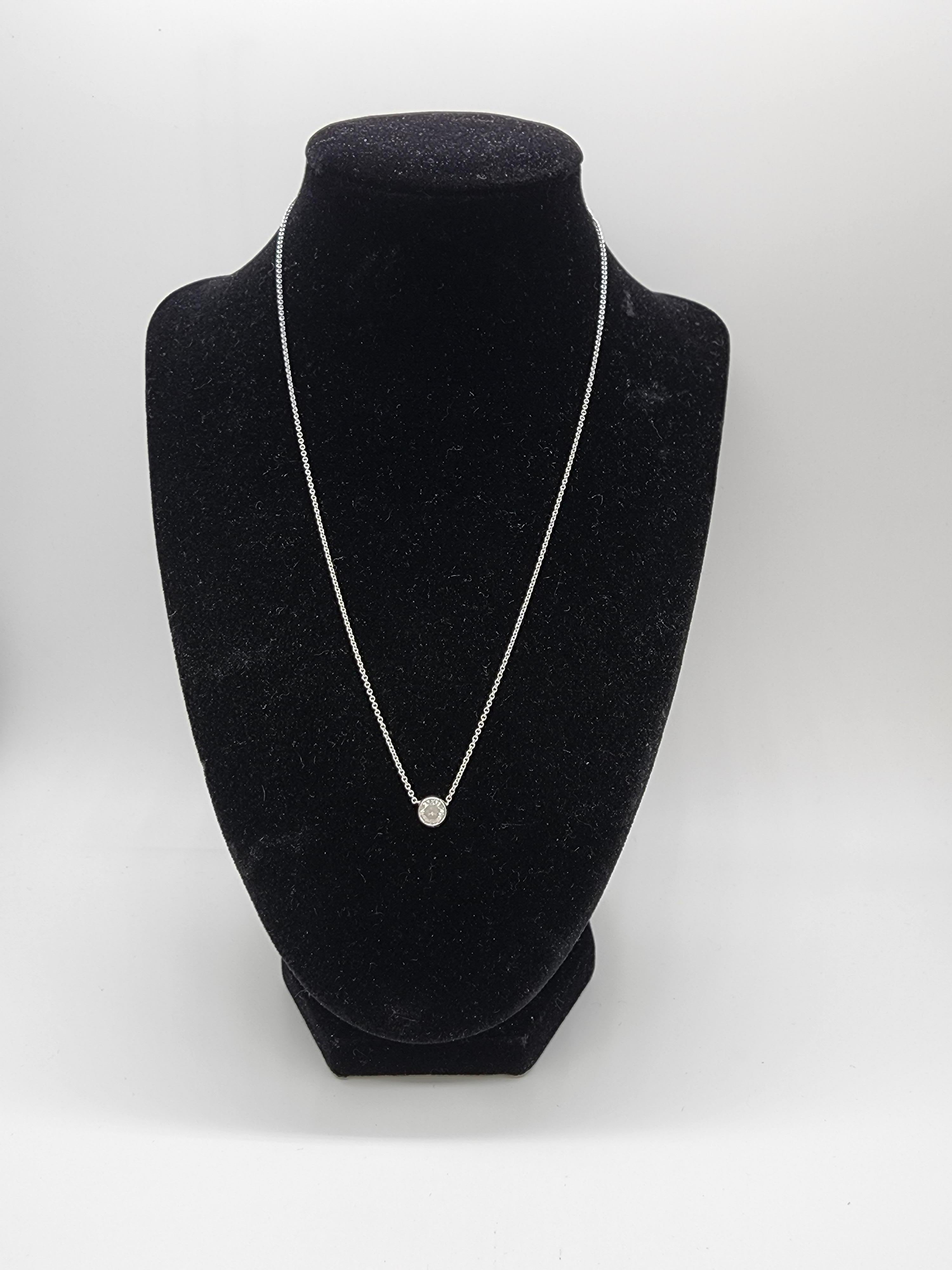 Precioso colgante de diamantes 0,91 quilates GIA redondos naturales de talla brillante gris muy claro. 
colgante con halo de oro blanco de 14 quilates. la cadena mide 18 pulgadas. se puede ajustar fácilmente a 16 pulgadas con la presilla adicional