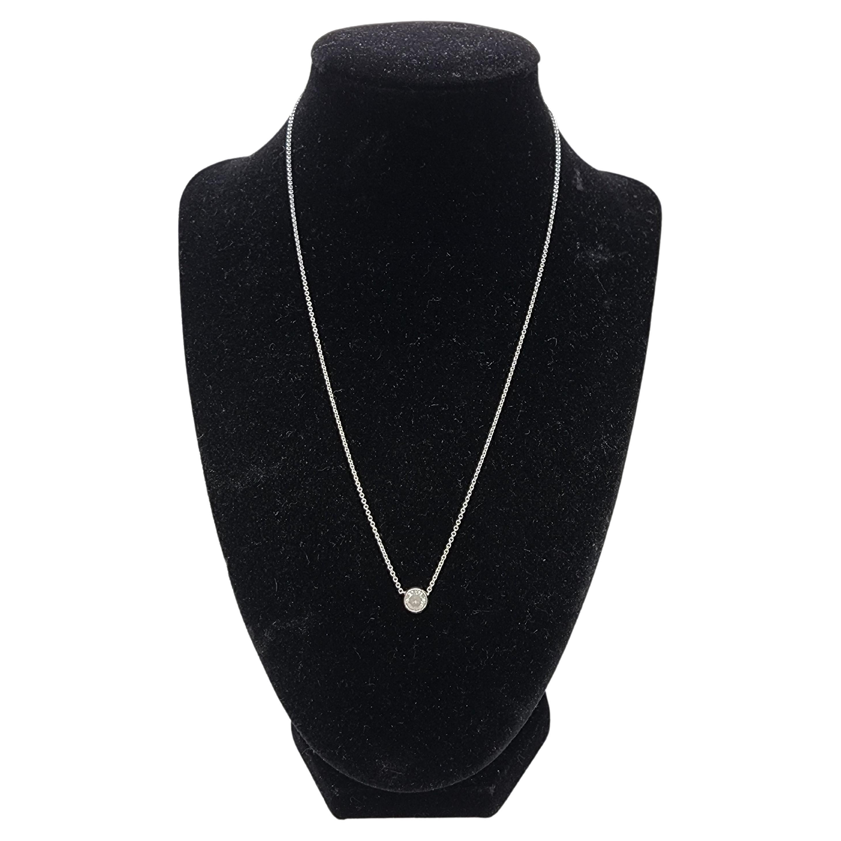 OFERTA GIA Colgante de diamante redondo gris muy claro de 0,91 quilates y 14 quilates de oro blanco en venta