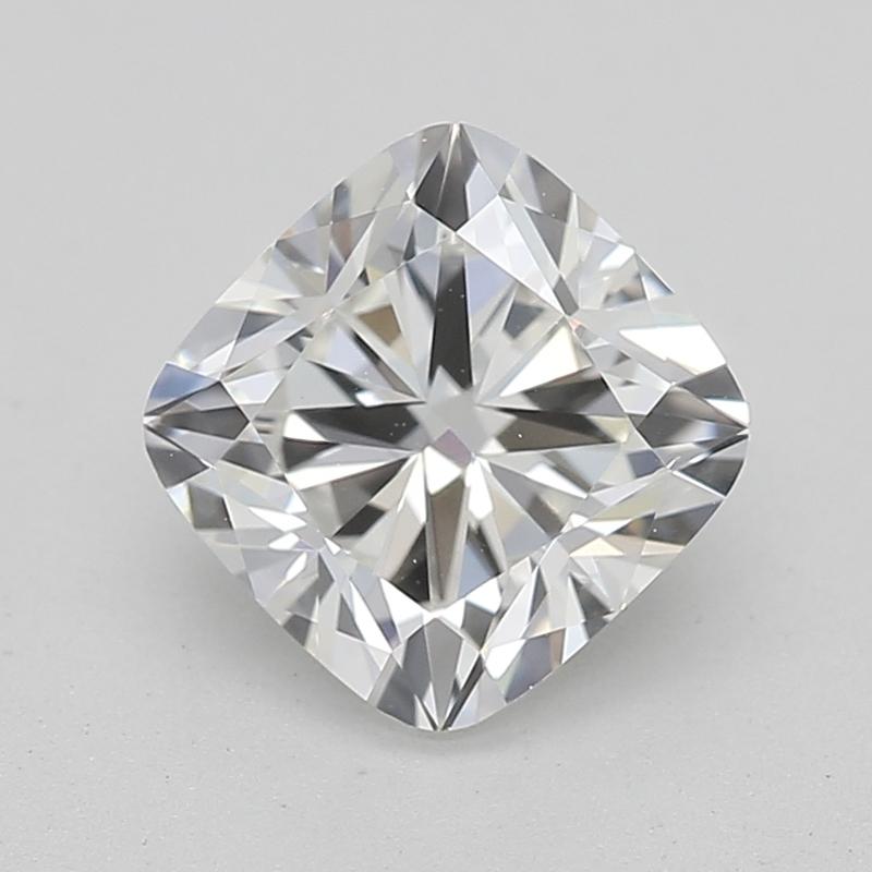 Este sofisticado anillo de diamantes presenta una llamativa pieza central de un diamante cojín, con un peso de 0,95 y un intenso H y VS1. Hecho a mano con precisión, el anillo luce una banda pulida de oro amarillo que realza su lujoso atractivo. El