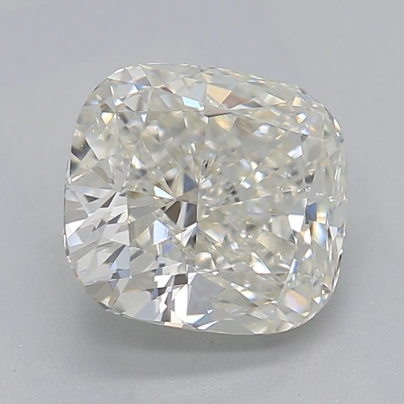 Realizzato a mano a New York, questo splendido anello con diamante presenta un affascinante diamante a cuscino al centro, con un peso di 0,97 e un'incontaminata J e SI1. Il design presenta un'aureola a cuscino/quadrato splendidamente lavorata e