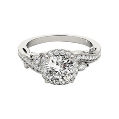 GIA 0.97ct Anello con diamante antico aureolato a più pietre in oro bianco curvo