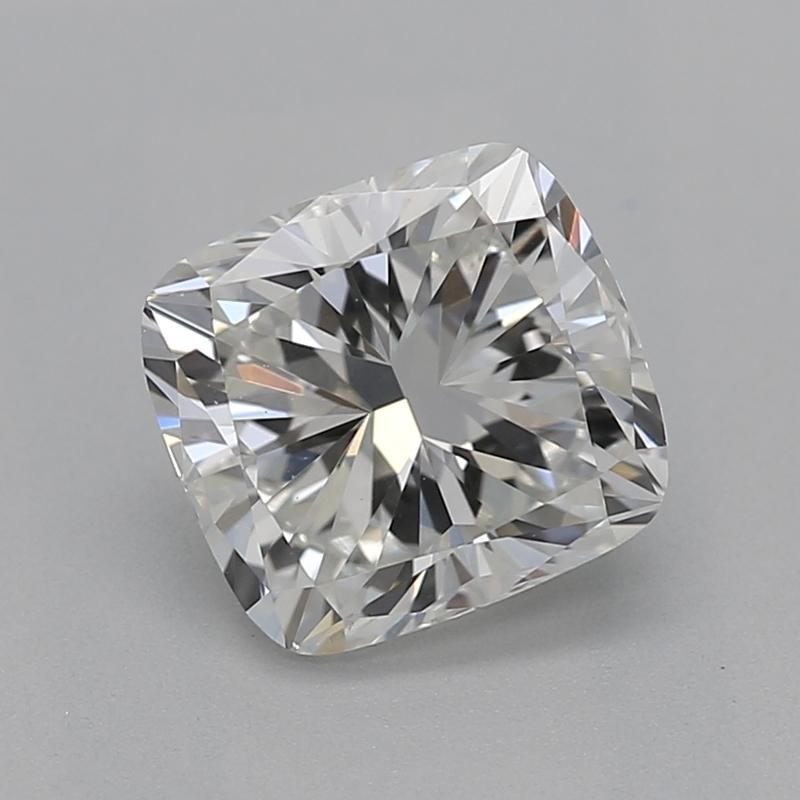 Realizzato alla perfezione, questo splendido anello con diamante è incentrato su un magnifico diamante a cuscino del peso di 0.97. Con un'accattivante H e un'incontaminata VS2, la pietra principale emana un'eccezionale brillantezza e chiarezza,