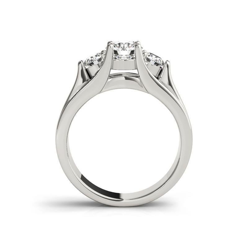 GIA 0,97ct Anello di diamanti tondo a 3 pietre smussate in oro bianco 18 carati a forma di cattedrale In condizioni Nuovo in vendita a New York, NY