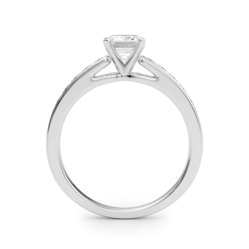 GIA 0.9ct Smeraldo Principessa Canale Solitario Centro Anello con Diamante in Oro Bianco In condizioni Nuovo in vendita a New York, NY