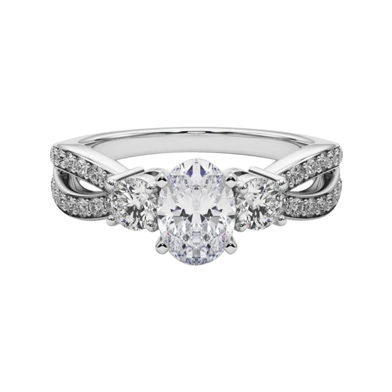 GIA 0,9ct Anello di diamanti ovale a tre pietre con gambo diviso e pavé in oro bianco 18 carati