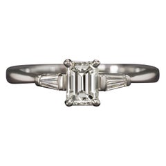 Bague solitaire en or à trois pierres avec diamant taille émeraude certifié GIA de 1 carat