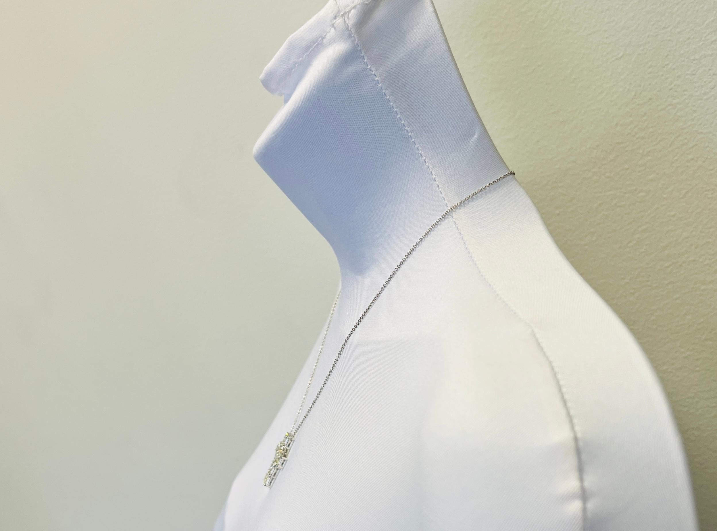 Taille émeraude GIA - Collier croix en or blanc 18 carats avec diamant taille émeraude de 1 carat chacun en vente