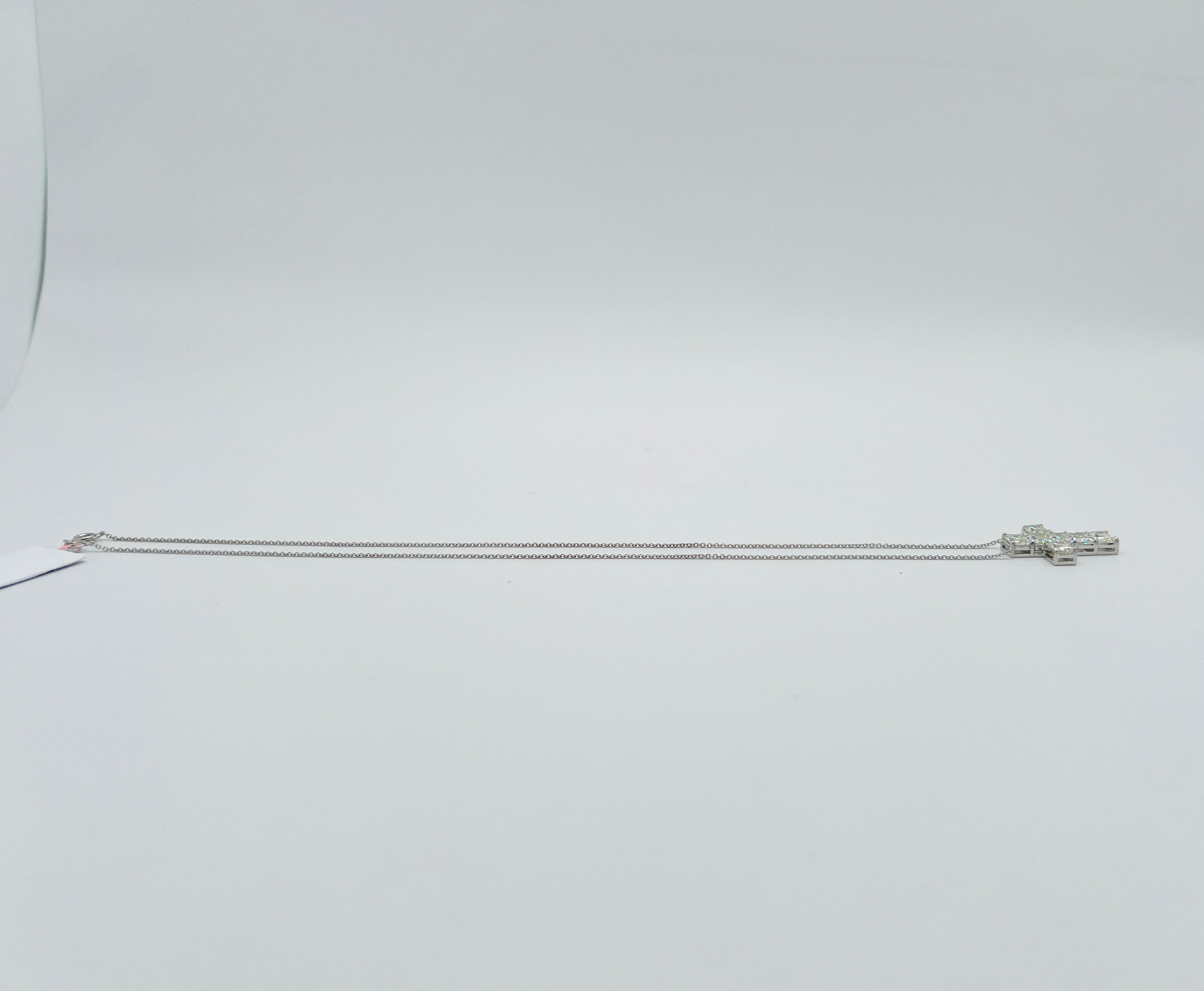 GIA - Collier croix en or blanc 18 carats avec diamant taille émeraude de 1 carat chacun Neuf - En vente à Los Angeles, CA