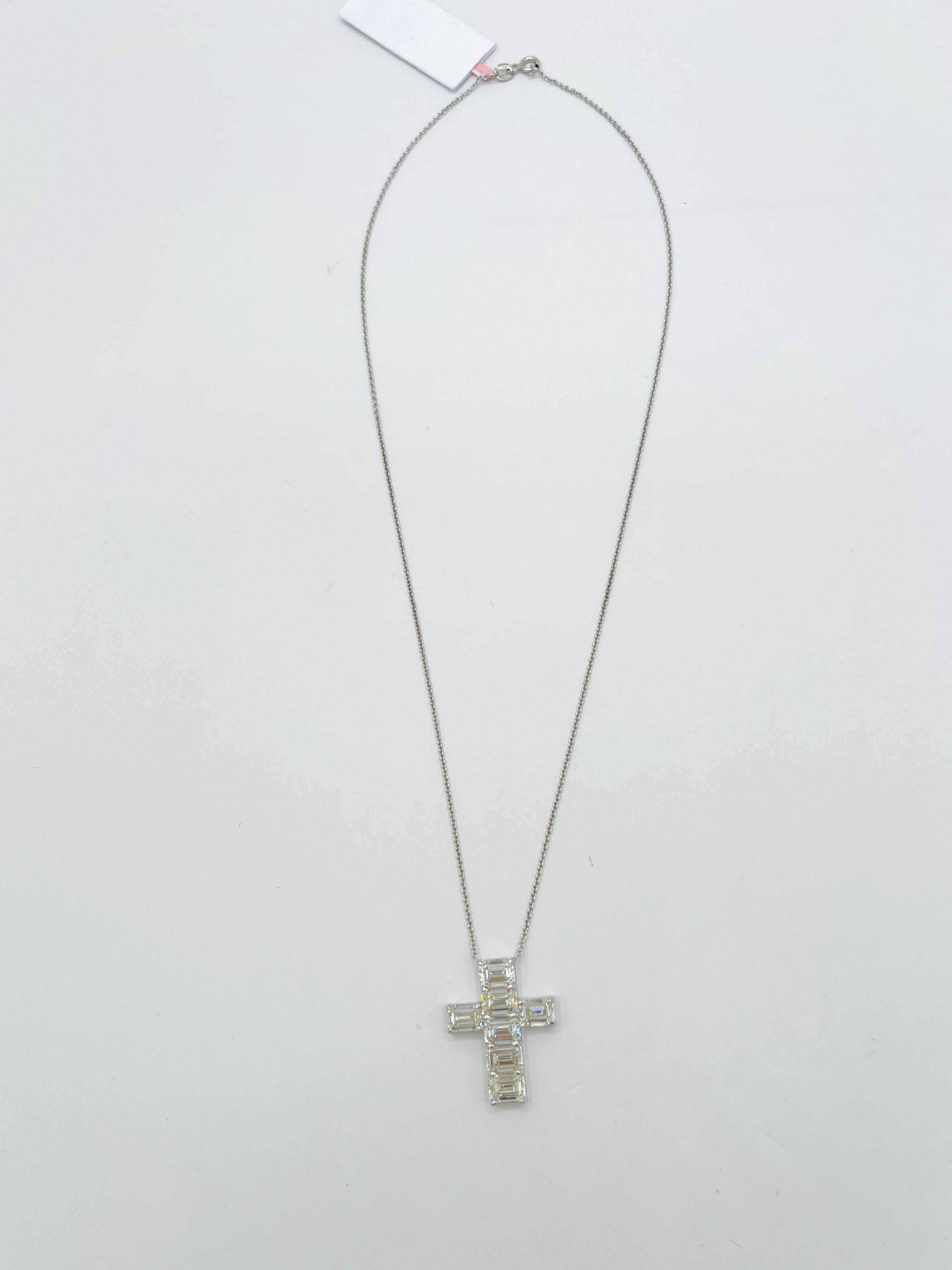 GIA - Collier croix en or blanc 18 carats avec diamant taille émeraude de 1 carat chacun Unisexe en vente