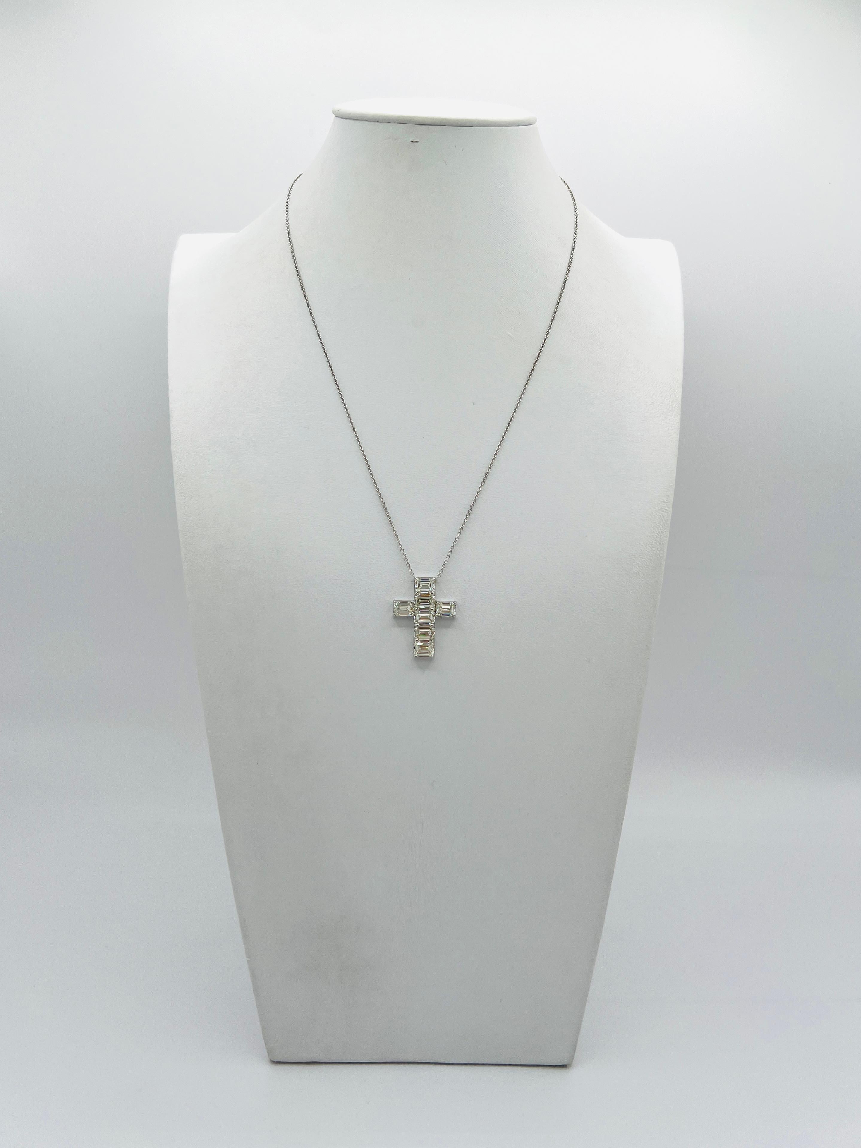 GIA - Collier croix en or blanc 18 carats avec diamant taille émeraude de 1 carat chacun en vente 1