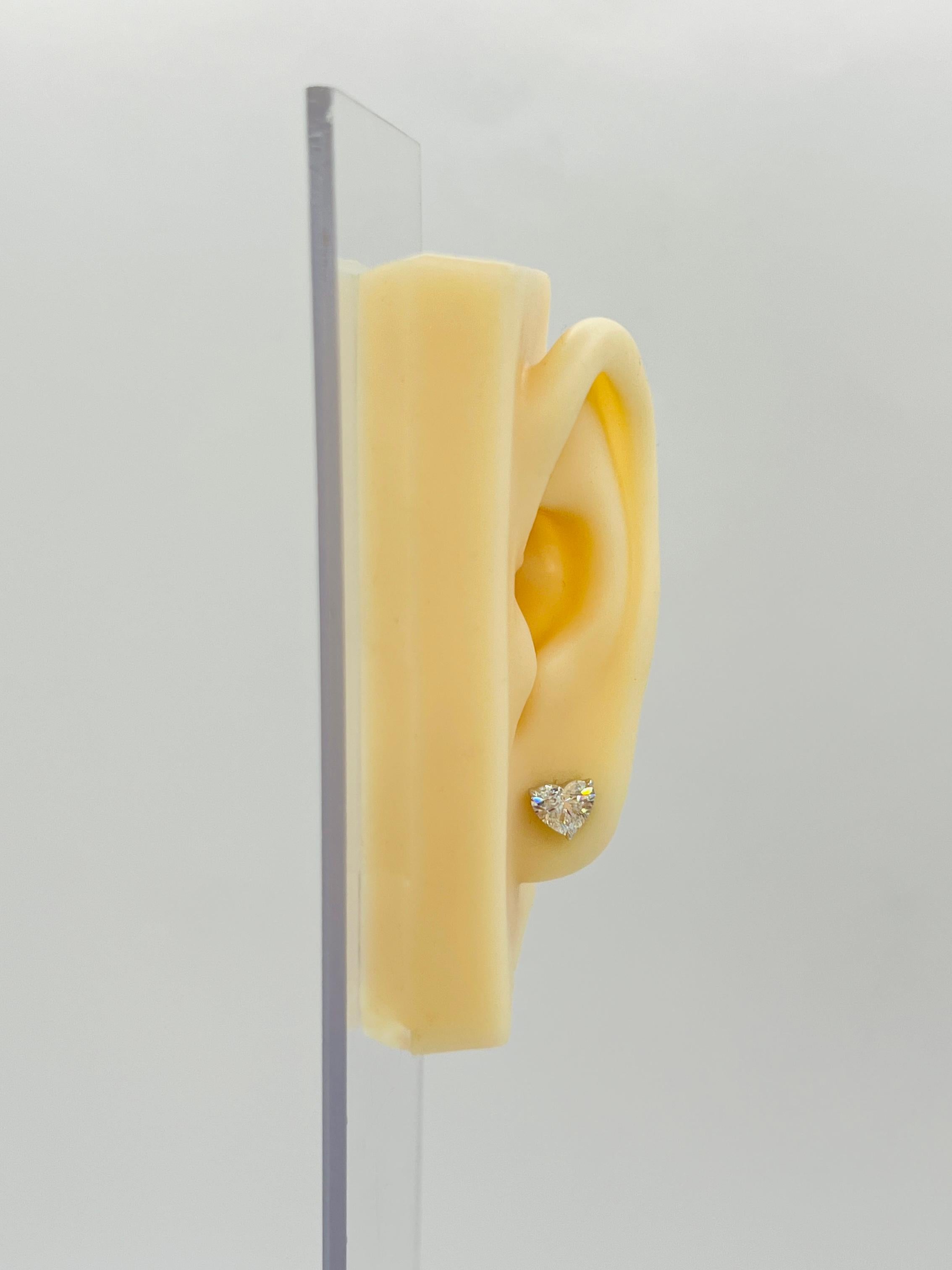 Schöne 2,08 ct. FG SI weißer Diamant in Herzform.  Handgefertigt aus 18 Karat Weißgold mit Push-Back-Fassung.  Wird mit GIA-Zertifikaten geliefert.