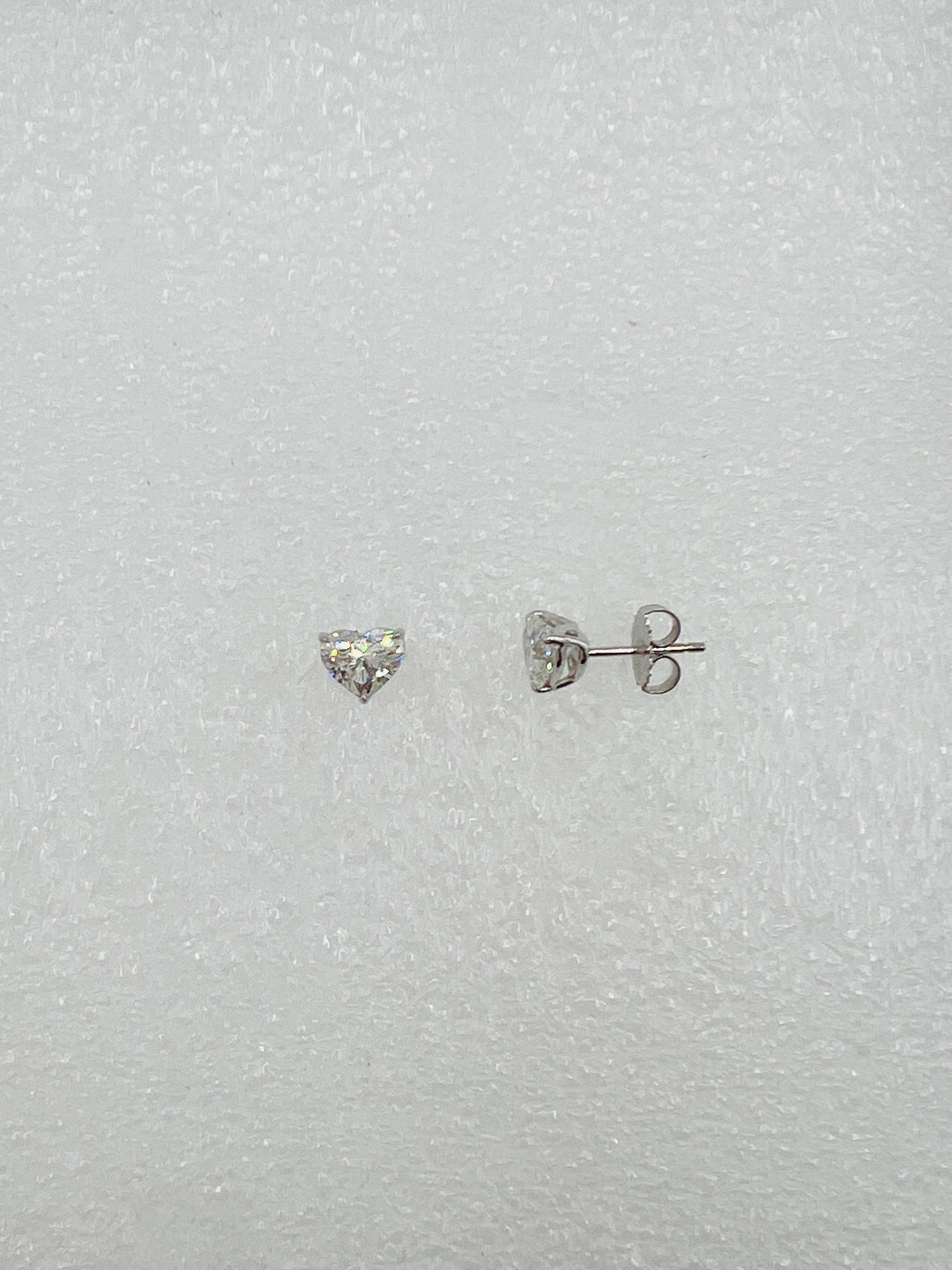 GIA 1 Karat jedes Herz weißer Diamant Martini-Ohrstecker aus 18 Karat Weißgold im Angebot 3