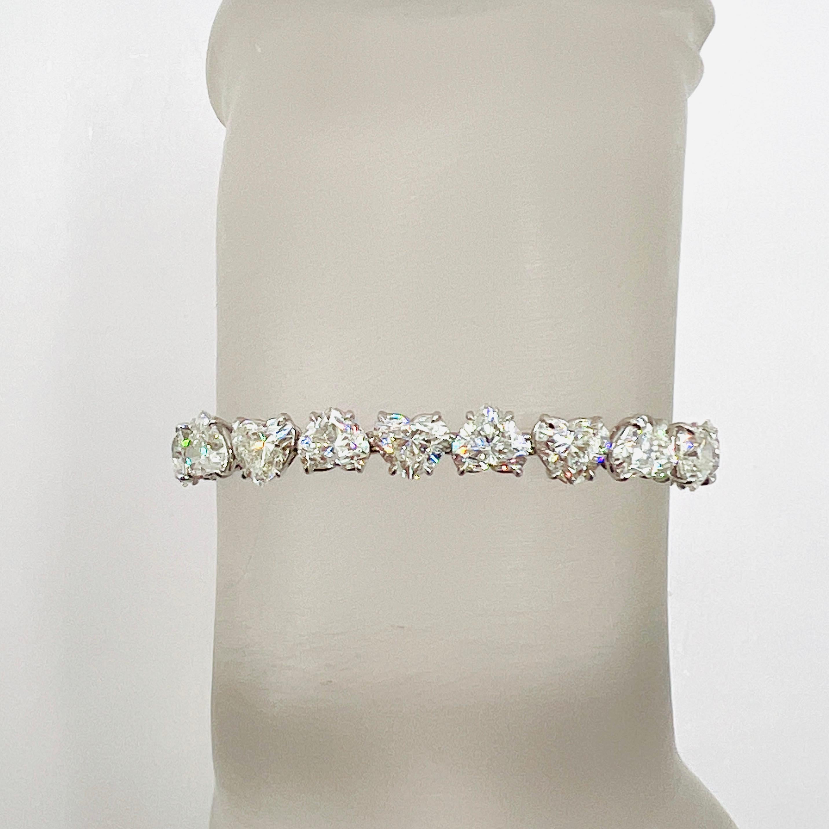 Precioso 26.22 ct. HI SI corazones de diamantes blancos.  Total de 26 piedras, cada una de 1,00 ct.  Hecho a mano en oro blanco de 18 quilates.  La longitud es de 7
