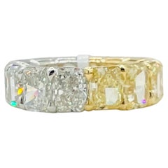 Fede nuziale “Eternity” con diamanti Radiant da 1 carato ciascuno, uno bianco e uno giallo fancy, certificati GIA, in oro 18k