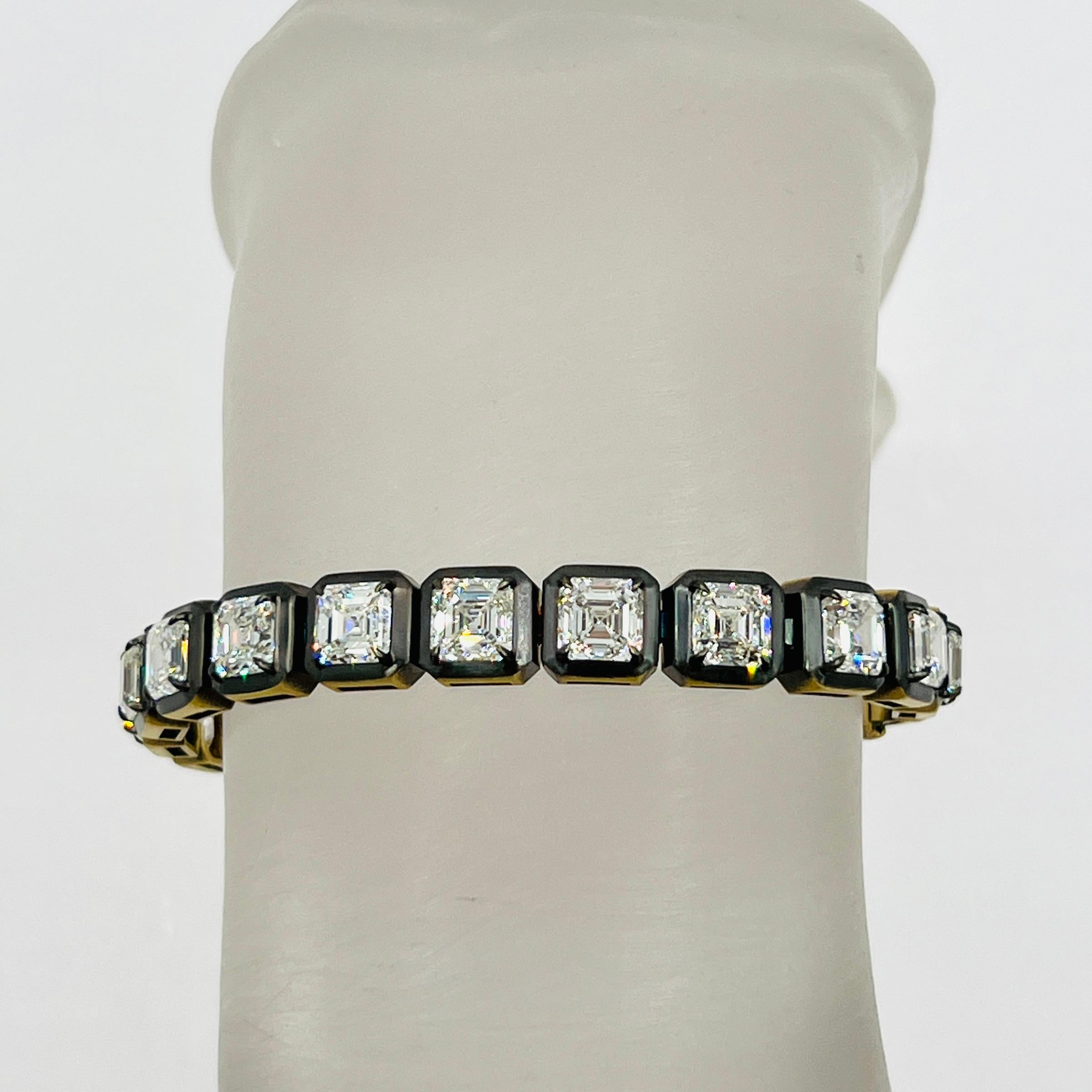 Precioso 21.29 ct. I-J Fl-VS2 diamante blanco talla asscher.  Total de 21 piedras, cada una pesa 1,00 ct.  Hecha a mano en oro amarillo de 18 quilates y rodio negro.  La longitud es de 15 cm.  Todas las piedras vienen con certificados GIA.