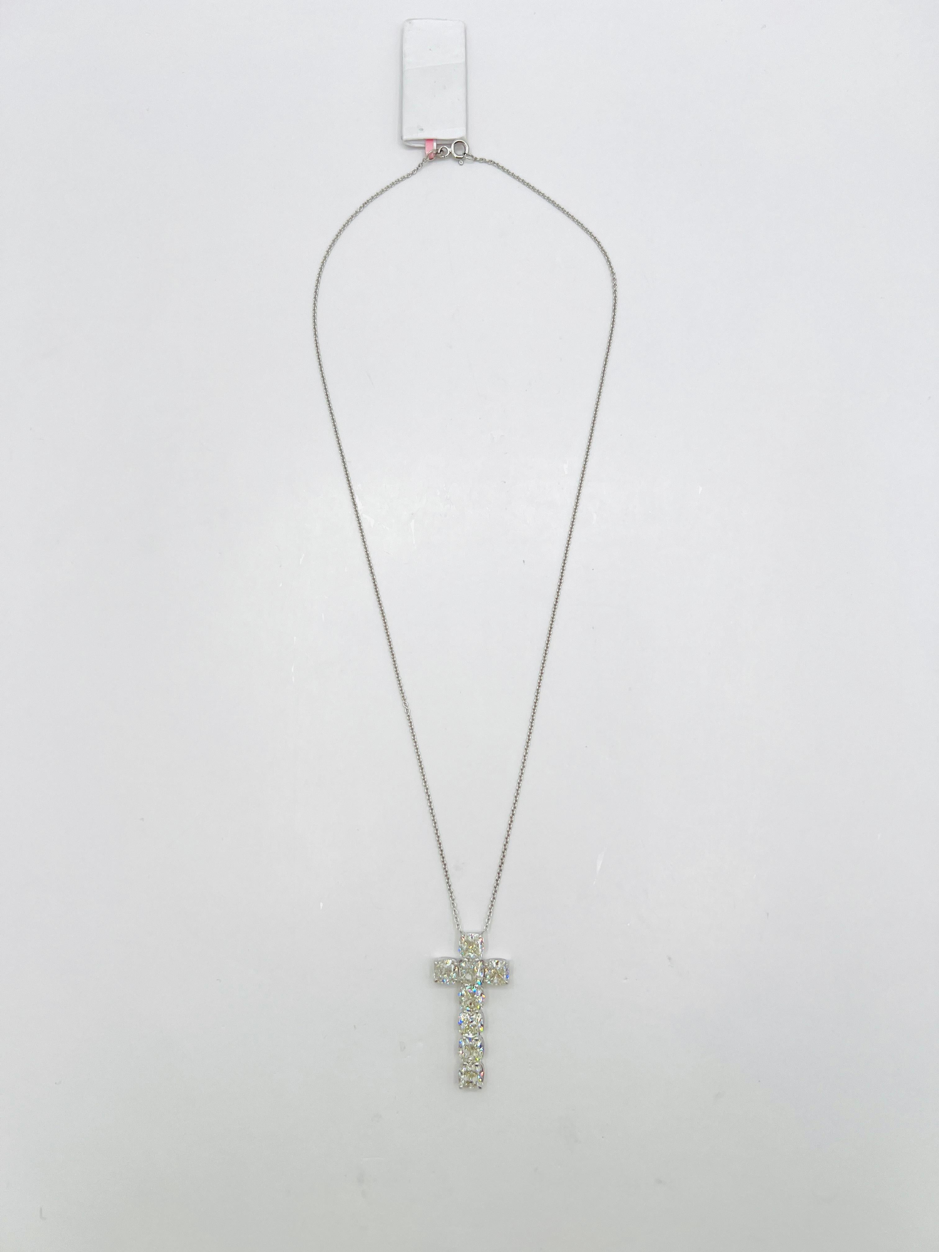 GIA 1 Carat Each White Diamond Cushion Cross Pendant Necklace in 18K White Gold en Nuevo estado para la venta en Los Angeles, CA