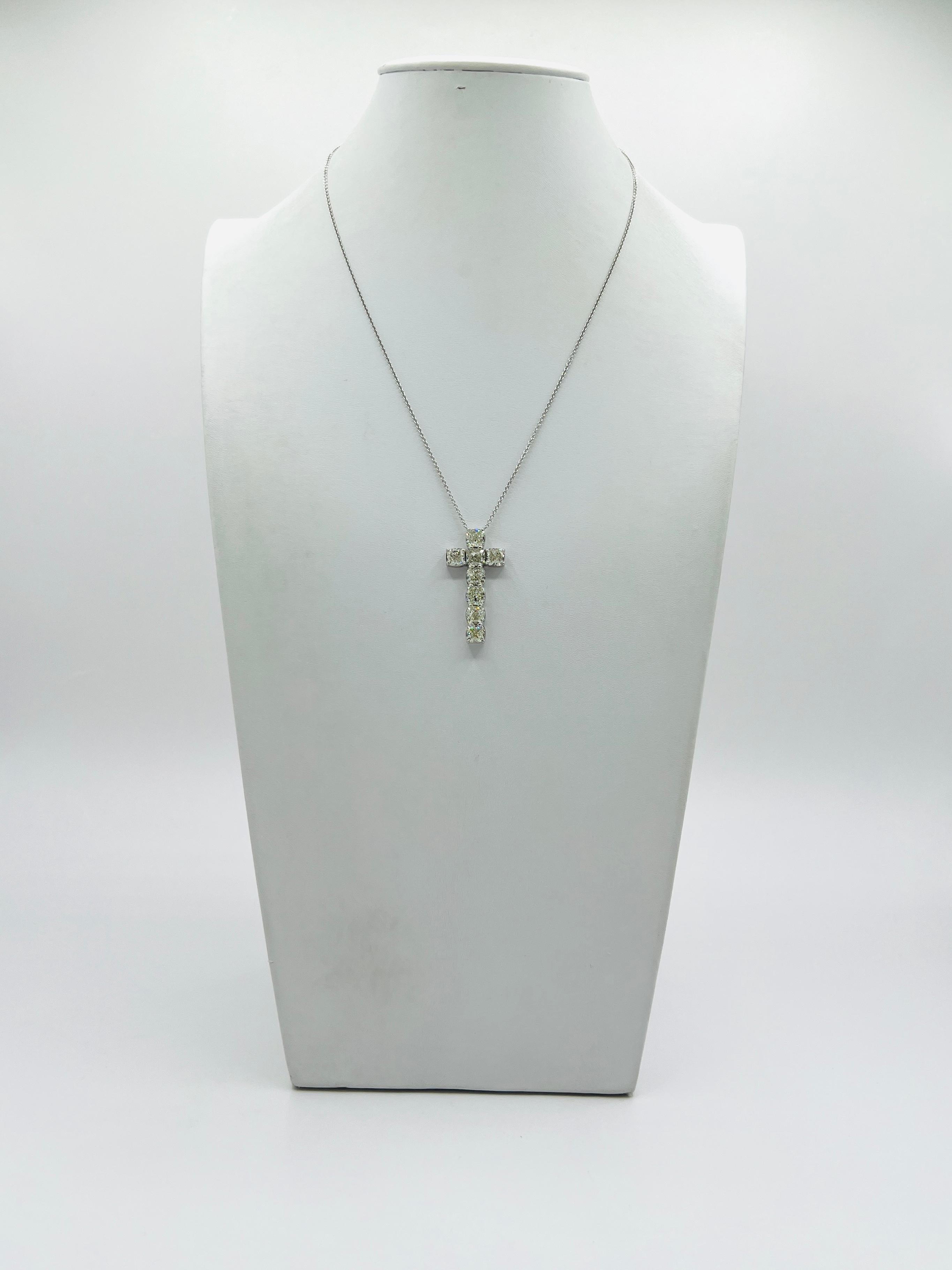 Femenino o masculino GIA 1 Carat Each White Diamond Cushion Cross Pendant Necklace in 18K White Gold en venta