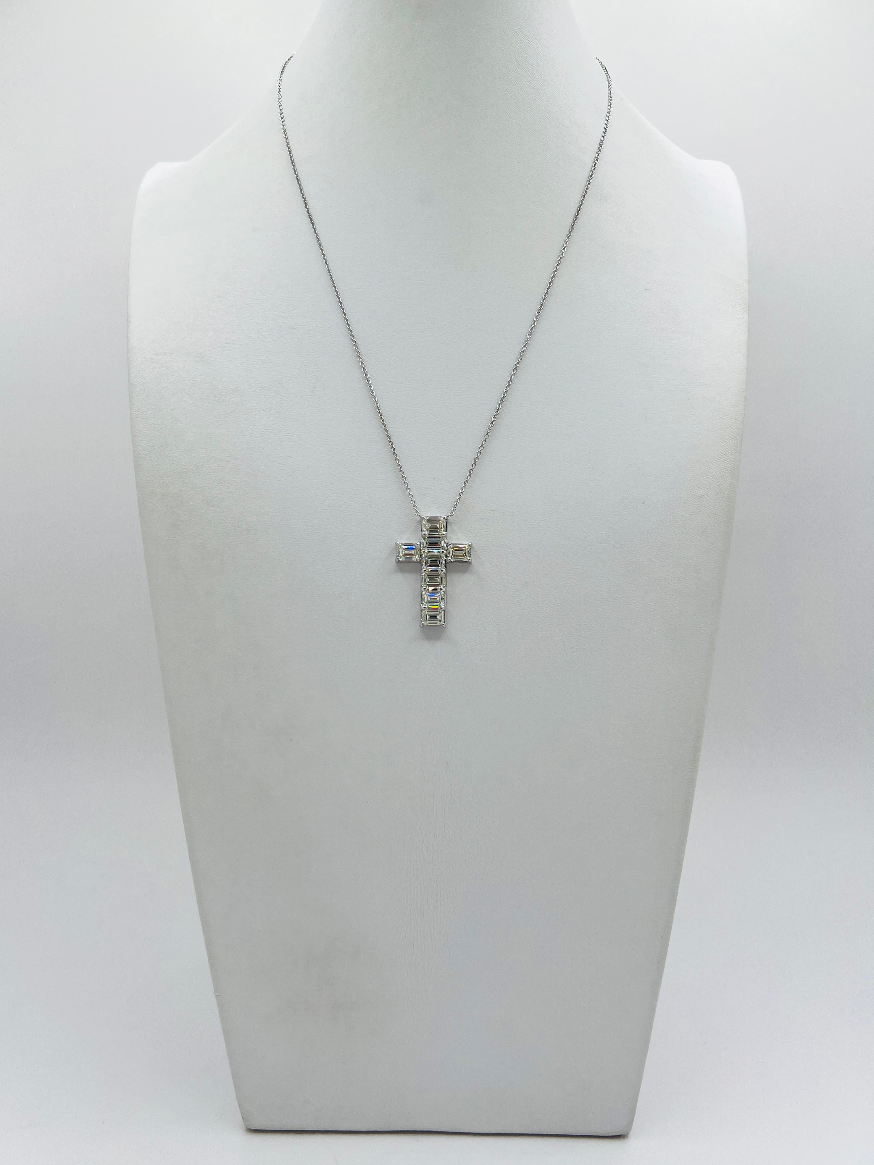 GIA 1 Carat Each White Diamond Emerald Cut Cross Pendant Necklace in 18K en Nuevo estado para la venta en Los Angeles, CA
