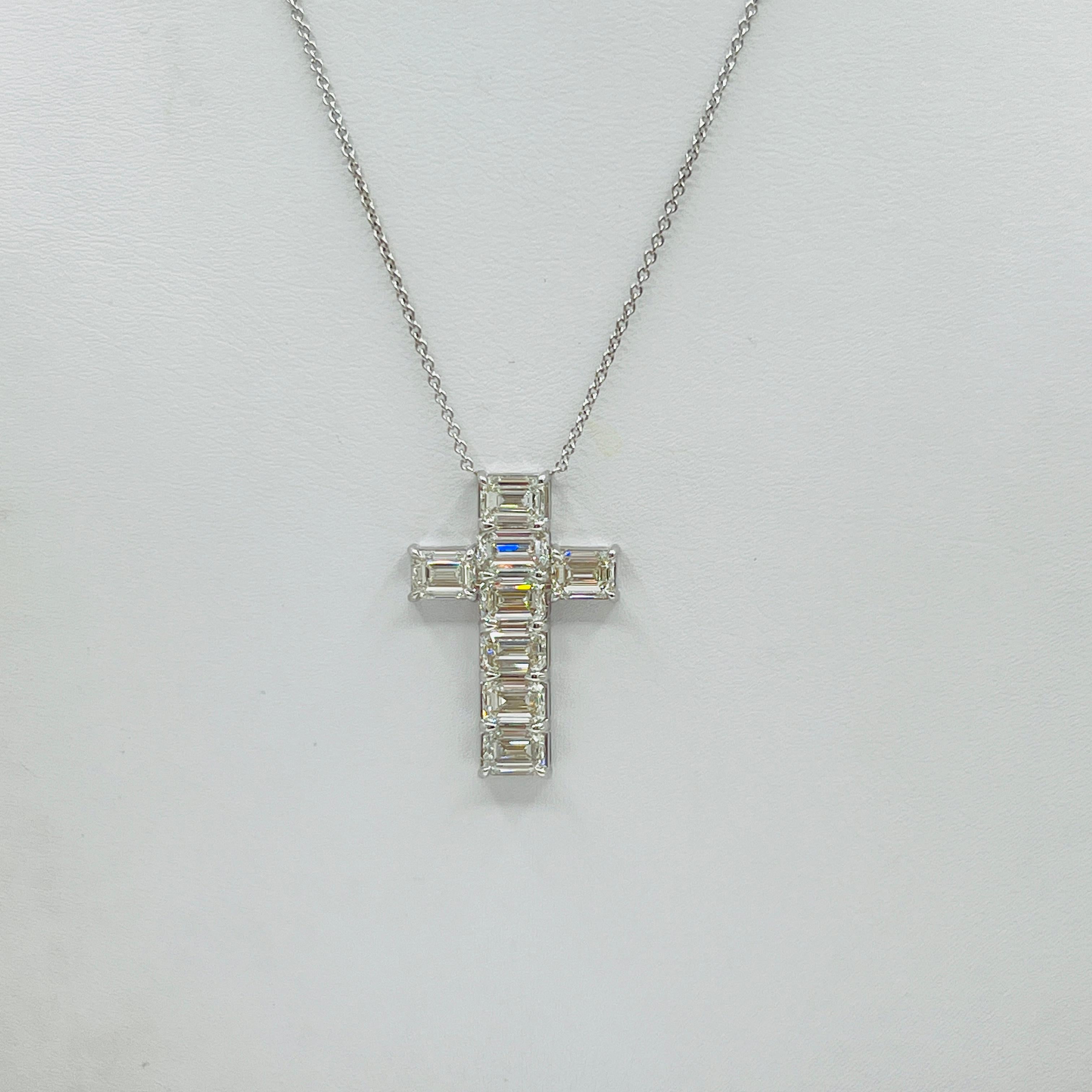 Femenino o masculino GIA 1 Carat Each White Diamond Emerald Cut Cross Pendant Necklace in 18K en venta