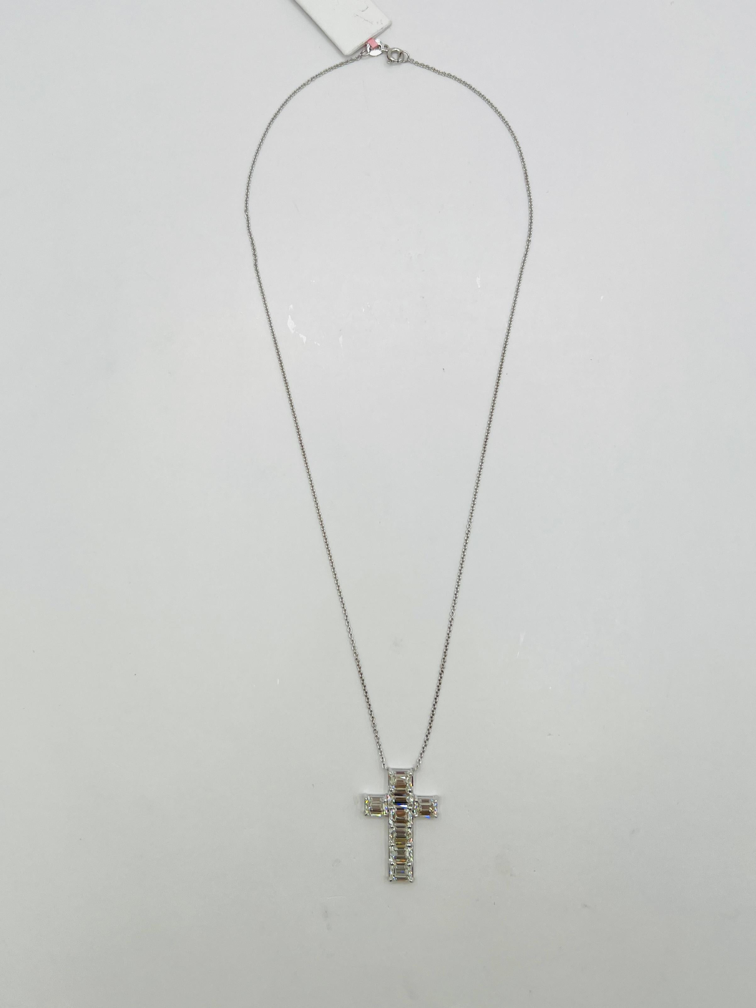 GIA 1 Carat Each White Diamond Emerald Cut Cross Pendant Necklace in 18K en venta 1