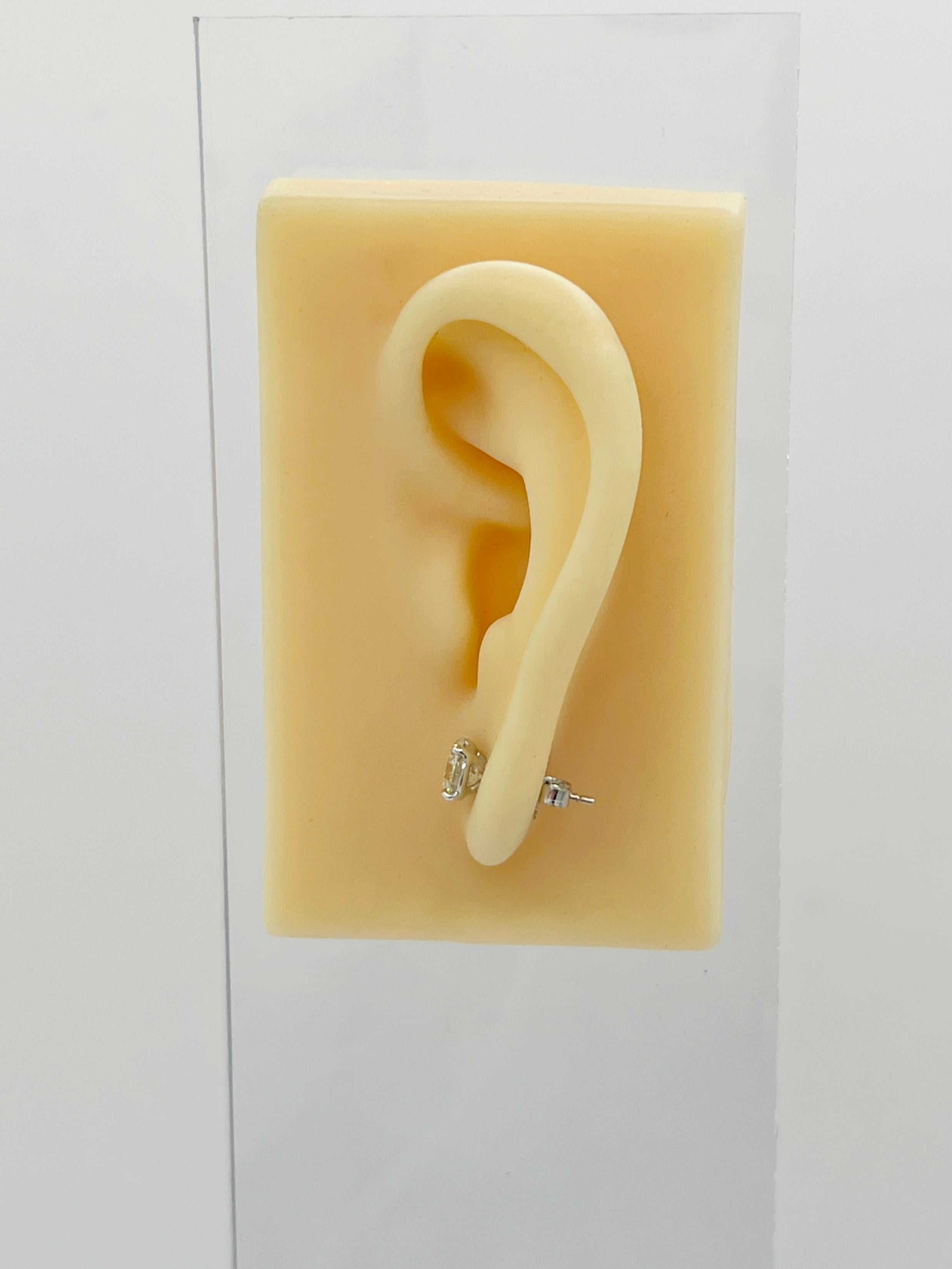 Taille ronde Clous d'oreilles en or blanc 18 carats avec diamants blancs ronds de 1 carat chacun, certifiés GIA en vente