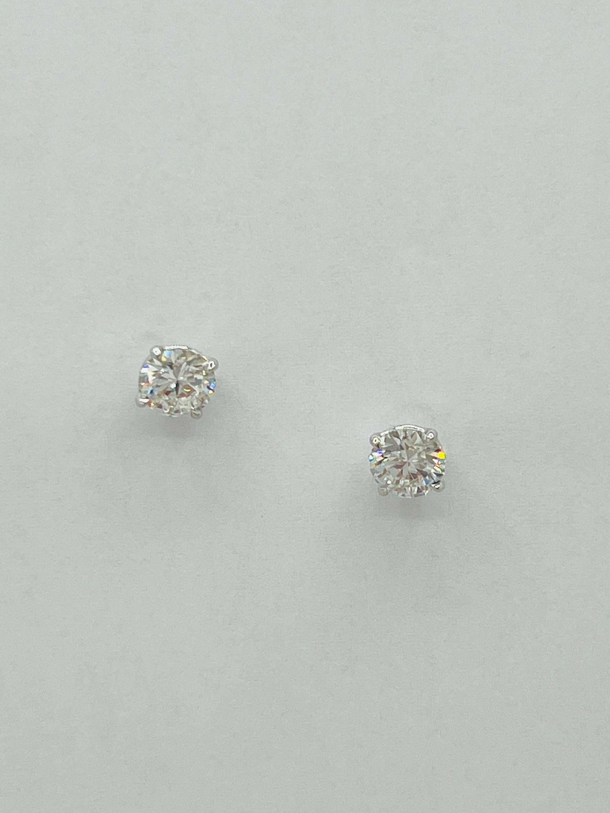 Clous d'oreilles en or blanc 18 carats avec diamants blancs ronds de 1 carat chacun, certifiés GIA Unisexe en vente