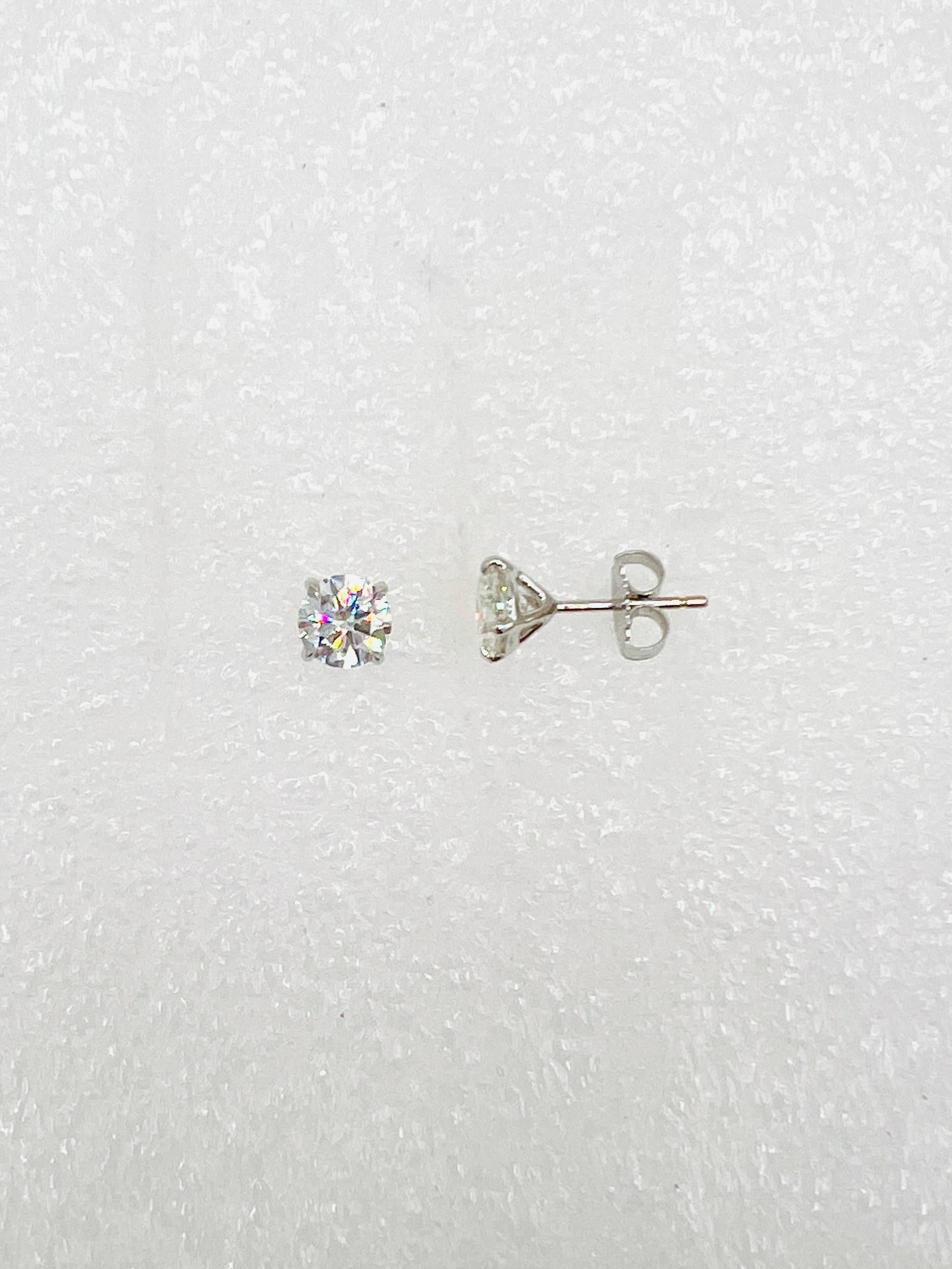 Clous d'oreilles en or blanc 18 carats avec diamants blancs ronds de 1 carat chacun, certifiés GIA en vente 1