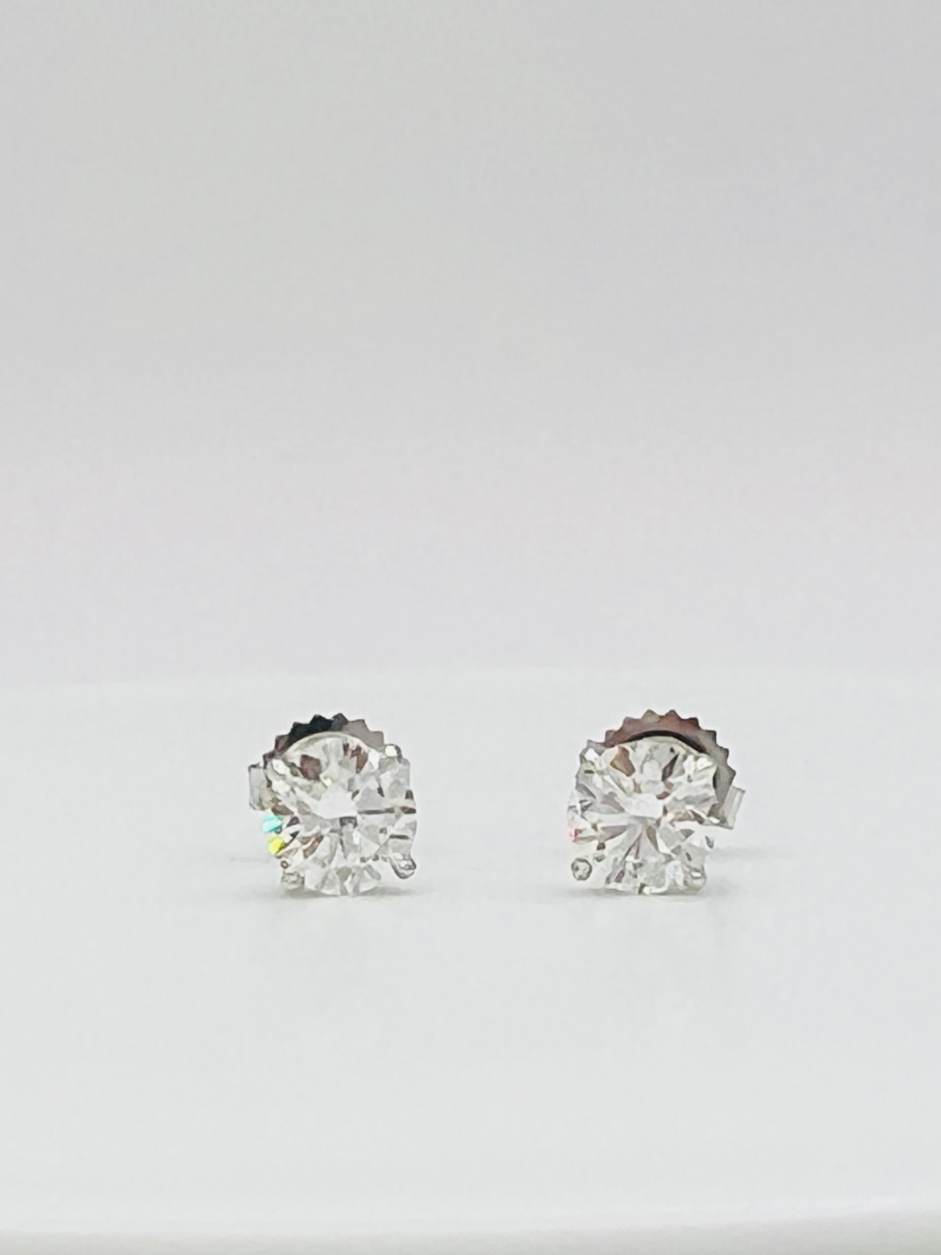 Clous d'oreilles en or blanc 18 carats avec diamants blancs ronds de 1 carat chacun, certifiés GIA en vente 2