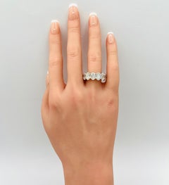 GIA 1 Carat Each White Diamond Oval Eternity Band Ring in 18K White Gold (Bague d'éternité en or blanc de 1 carat chacun)