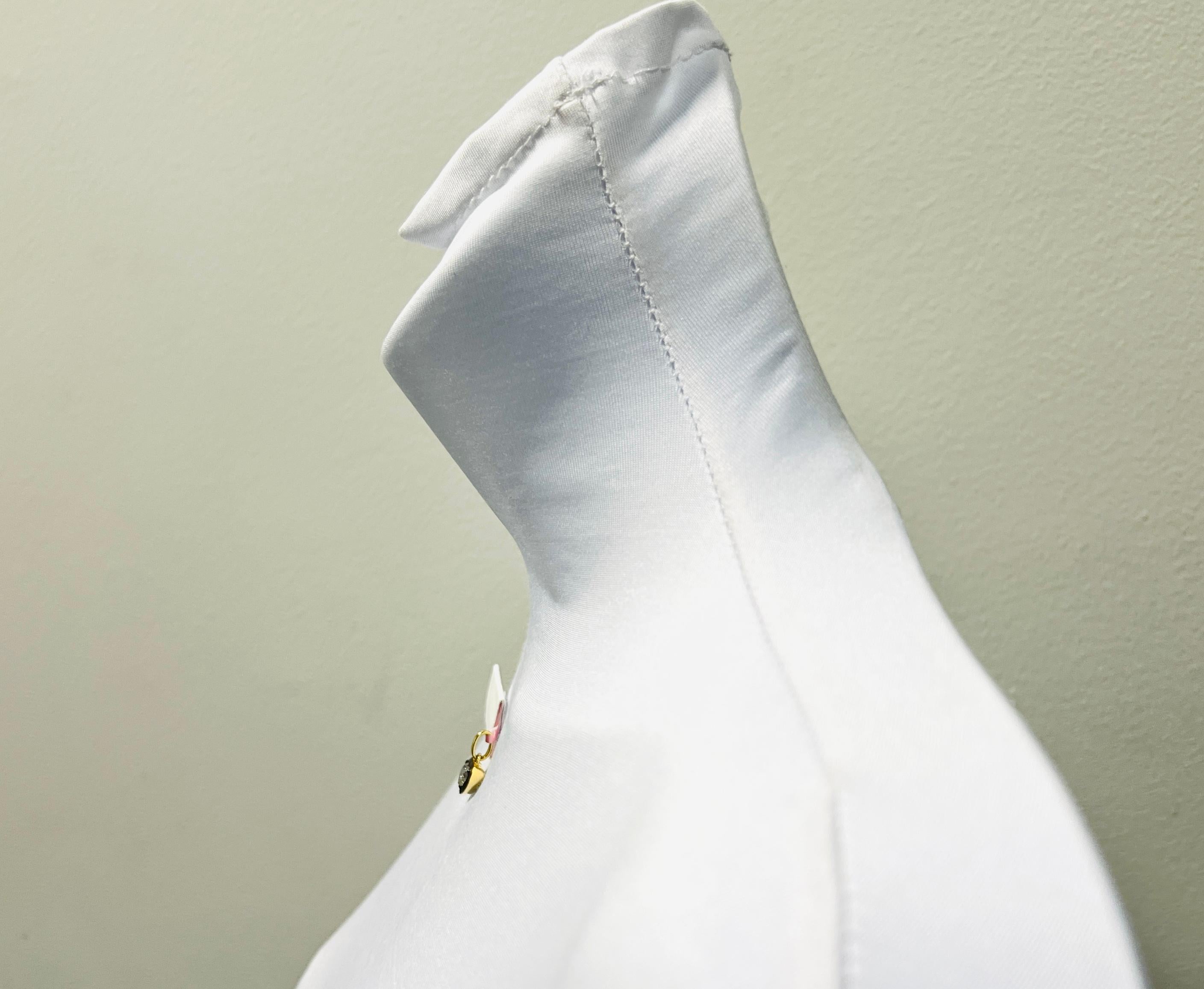 Magnifique 1.00 ct. Diamant blanc F SI2 en forme de cœur.  Fabriqué à la main en or jaune 18k et rhodium noir.   Livré avec un certificat GIA.