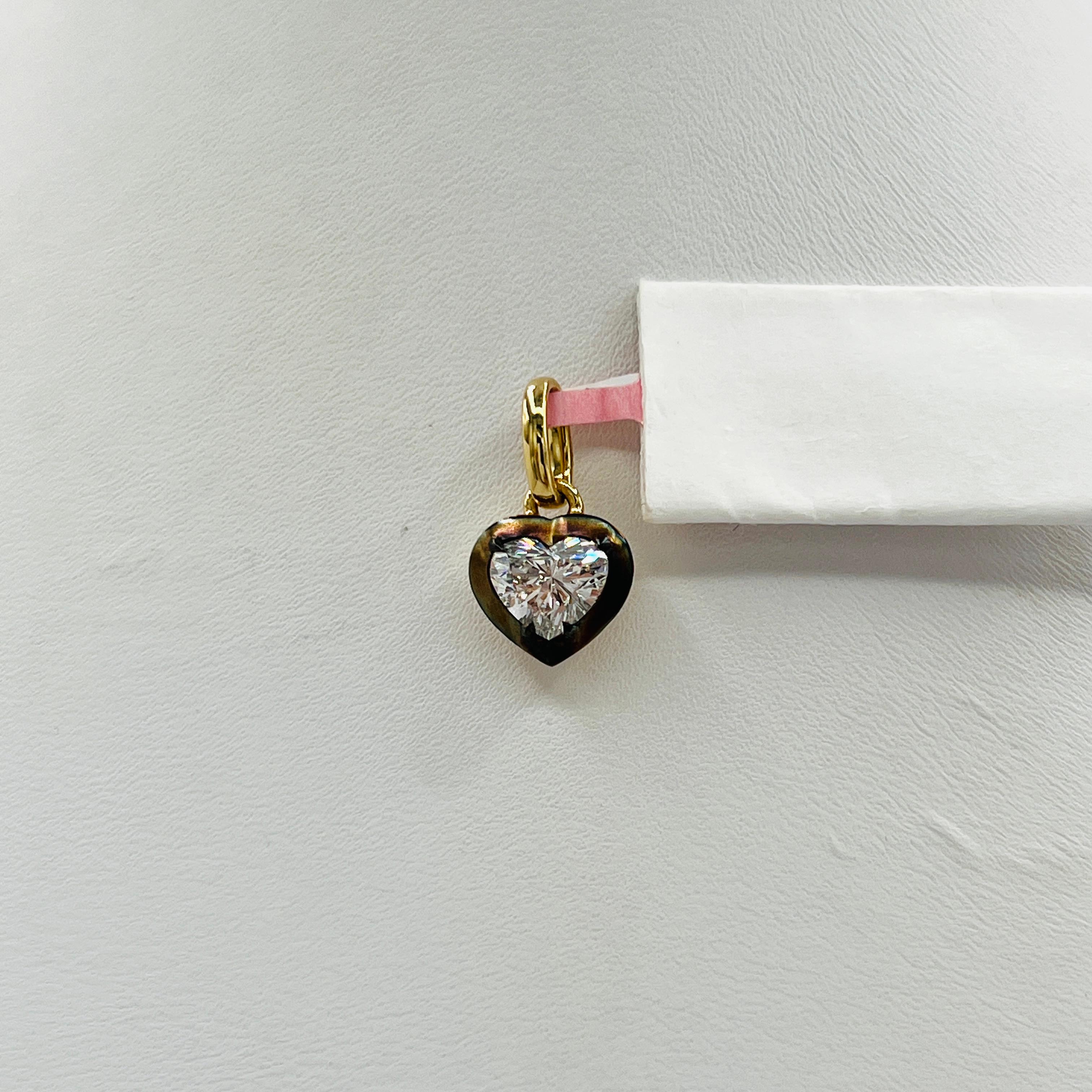 GIA Pendentif en rhodium noir et or jaune 18 carats avec diamant en forme de cœur de 1 carat en vente 1