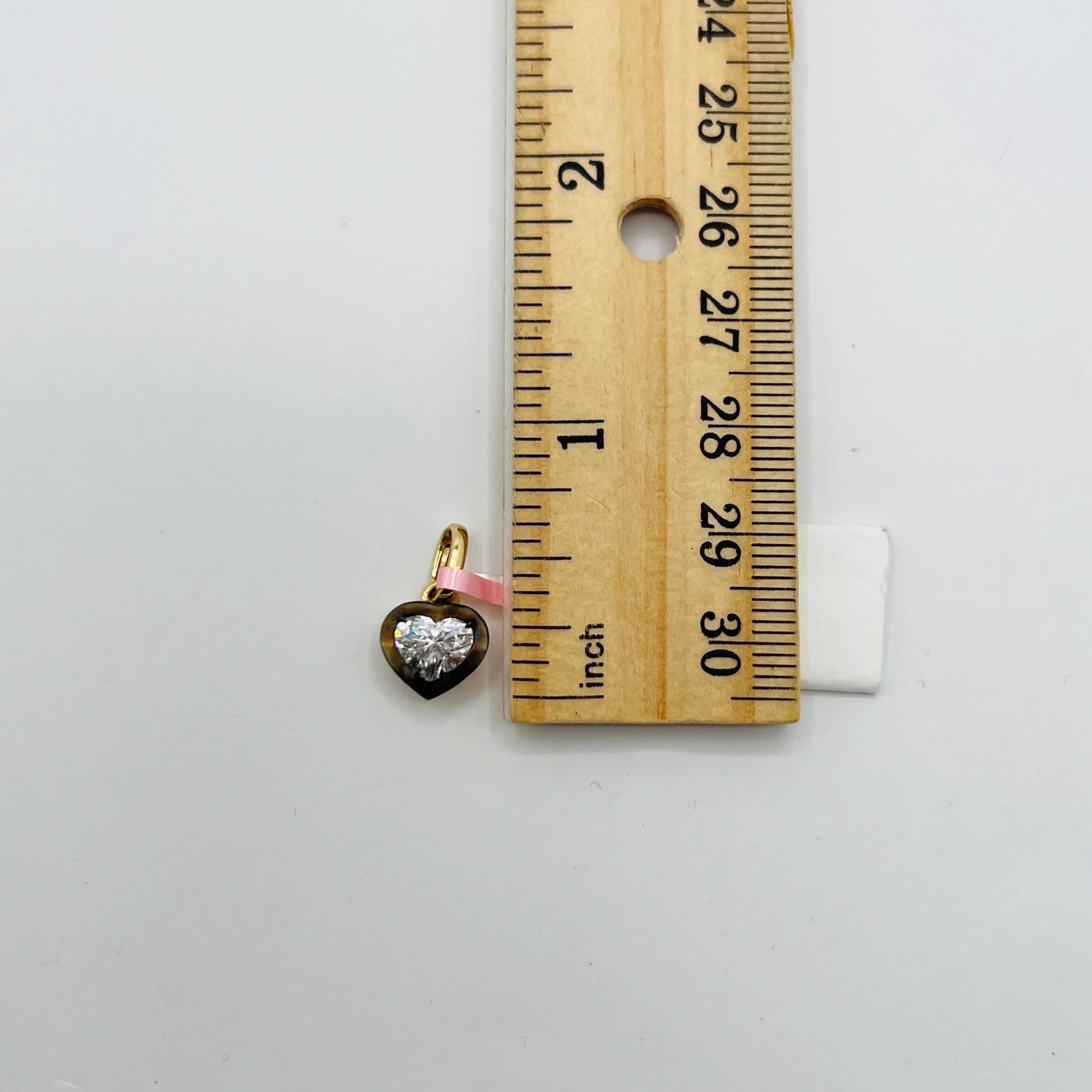 GIA Pendentif en rhodium noir et or jaune 18 carats avec diamant en forme de cœur de 1 carat en vente 2