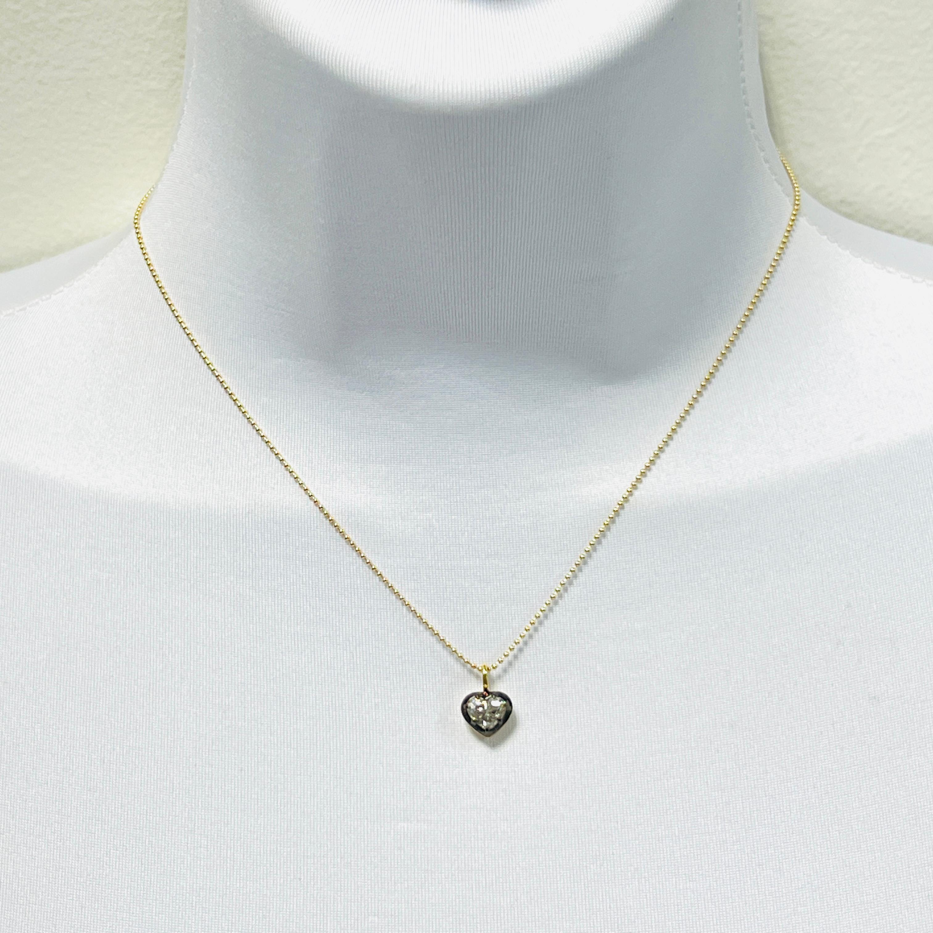 Bellissimo esemplare da 1,01 ct. Diamante bianco G SI1 a forma di cuore.  Realizzato a mano in oro giallo 18k e rodio nero.  La lunghezza della catena è di 16