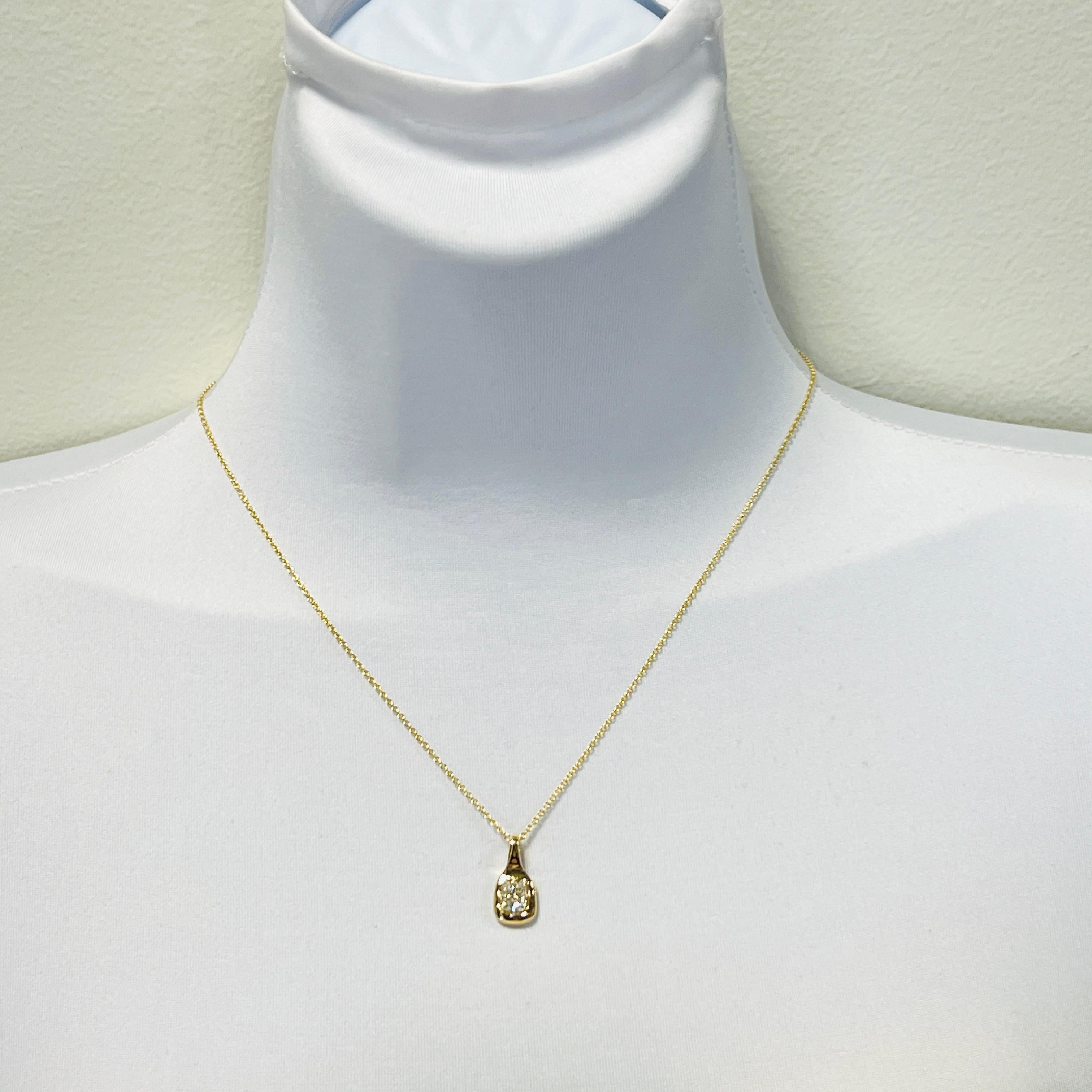 Magnifique 1.00 ct. J Coussin en diamant blanc VS1.  Fabriqué à la main en or jaune 18k.  La longueur du collier est de 18