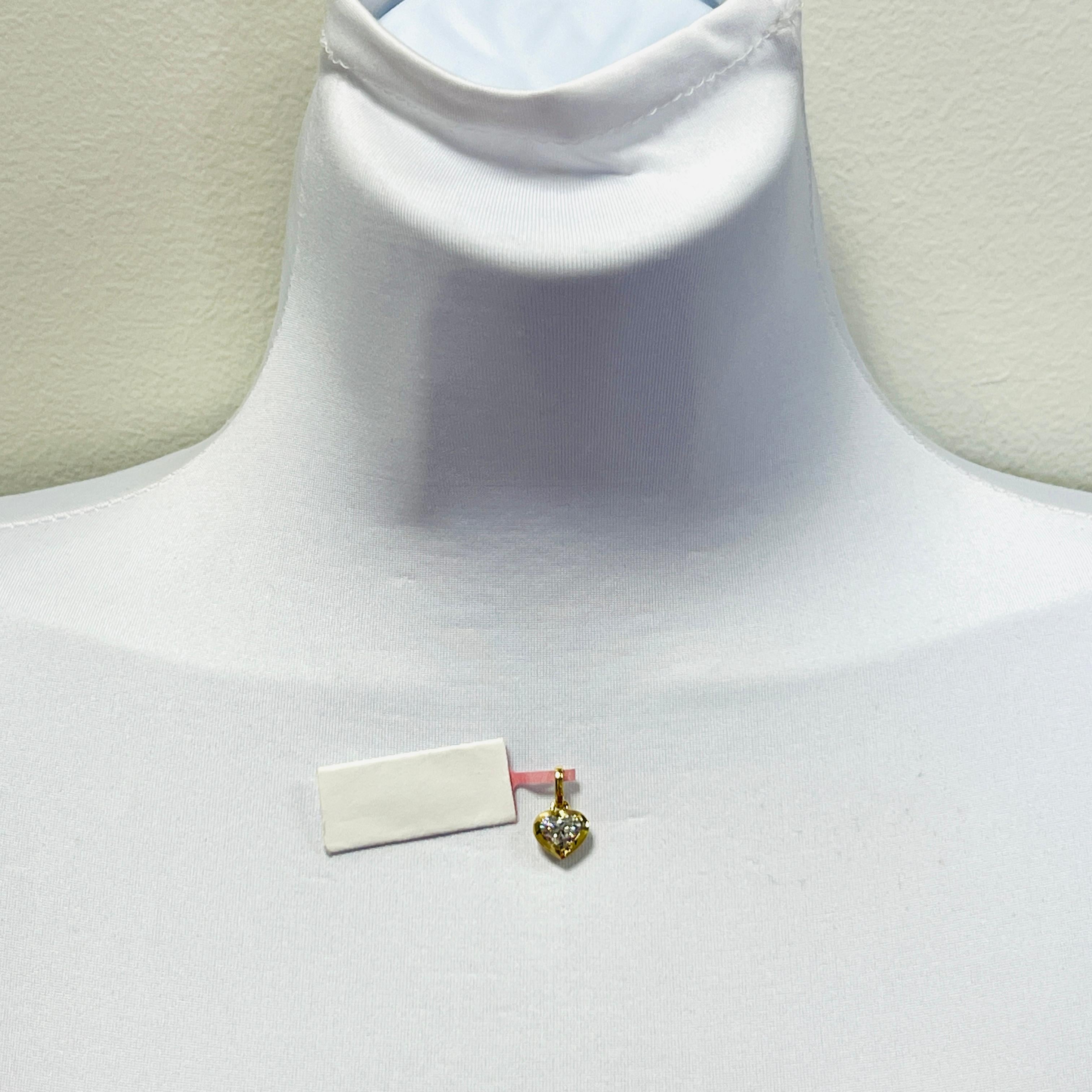 Magnifique 1,08 ct. Diamant blanc en forme de cœur G VS1.  Fabriqué à la main en or jaune 18k et rhodium noir.  Une chaîne peut être ajoutée sur demande.  Livré avec un certificat GIA.