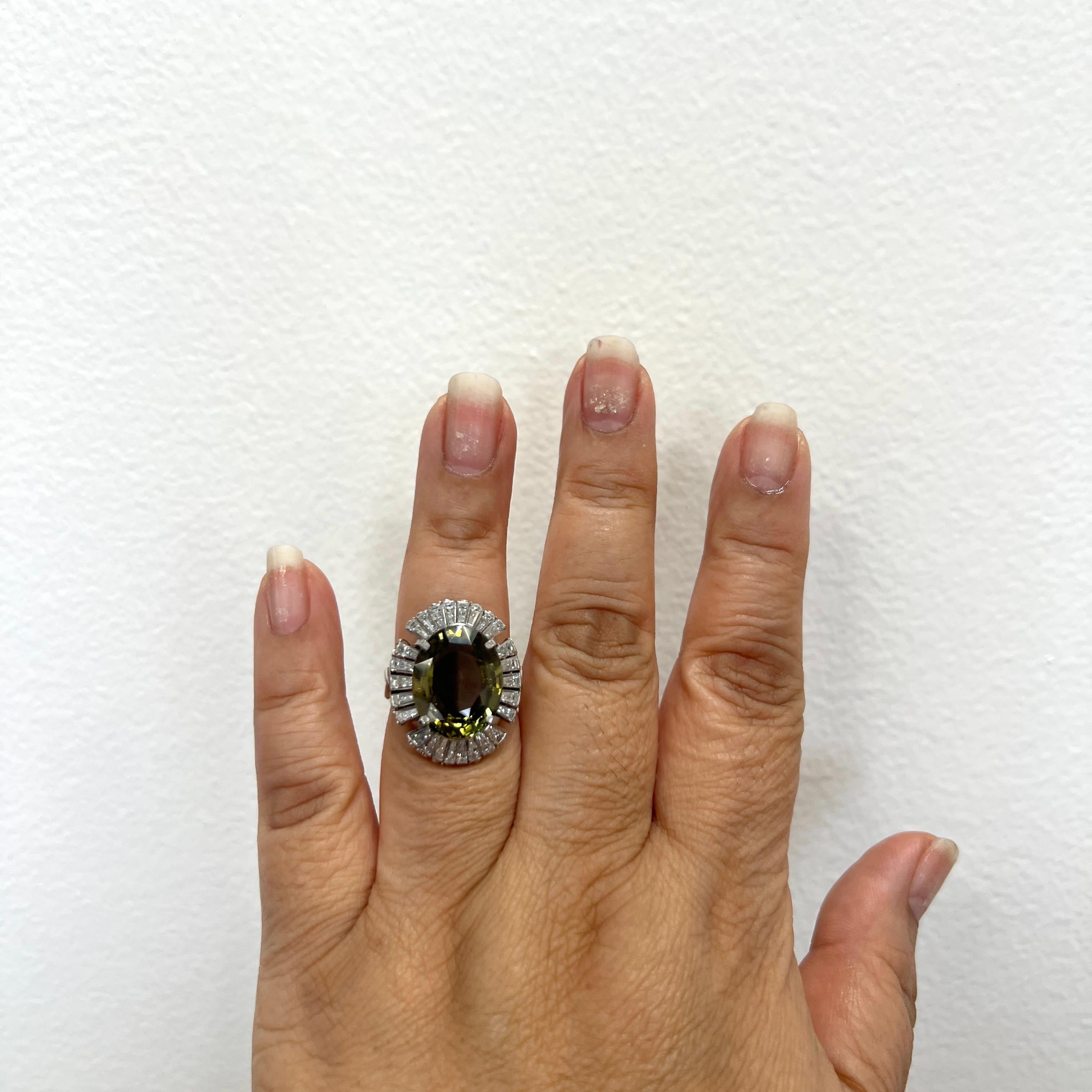 Splendida alessandrite ovale di 10,31 ct. con baguette di diamanti bianchi di buona qualità da 2,5 ct.  Realizzato a mano in platino.  Anello misura 7.  Viene fornito con certificato GIA.